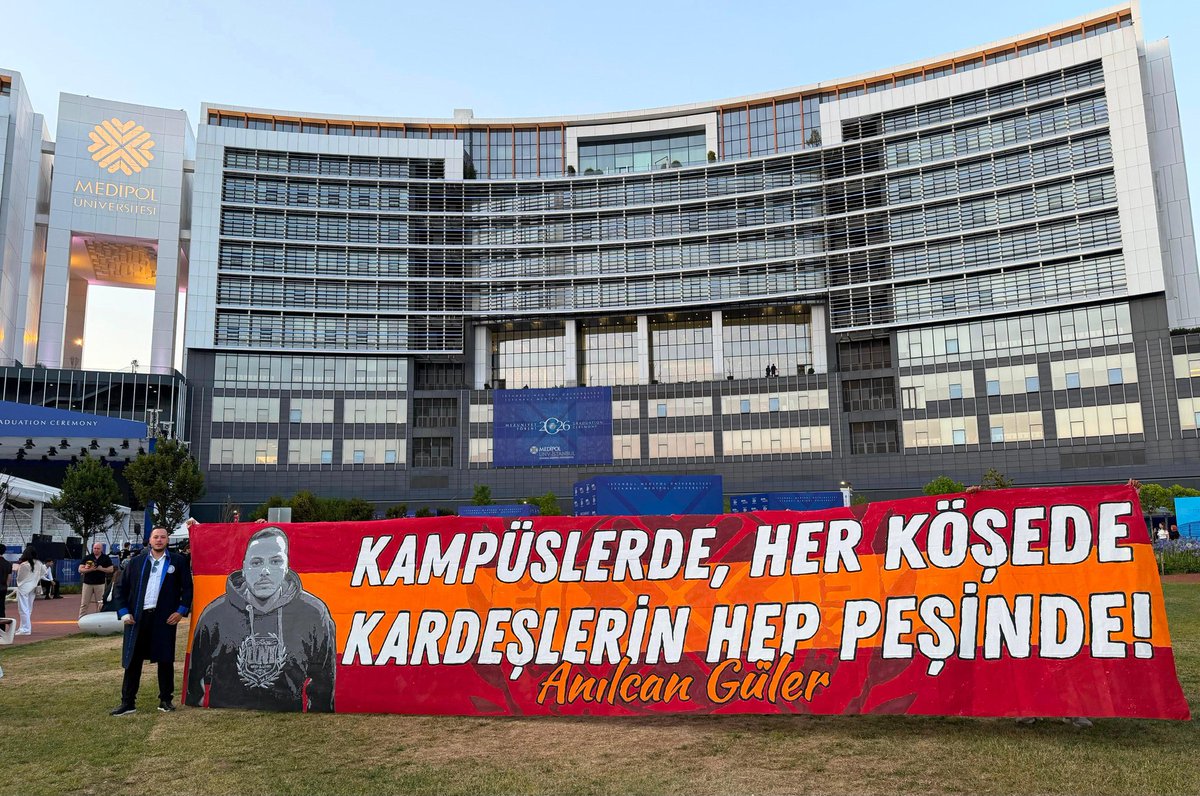 uAUNIMedipol's tweet photo. Grubumuzun başkanı canımız, ciğerimiz Anılcan Güler’in mezuniyetine katılım sağladık kendisine geri kalan hayatında başarılar dileriz.

#ultrAslanUNI  #uAUNIMedipol https://t.co/bAKwaZrJFi