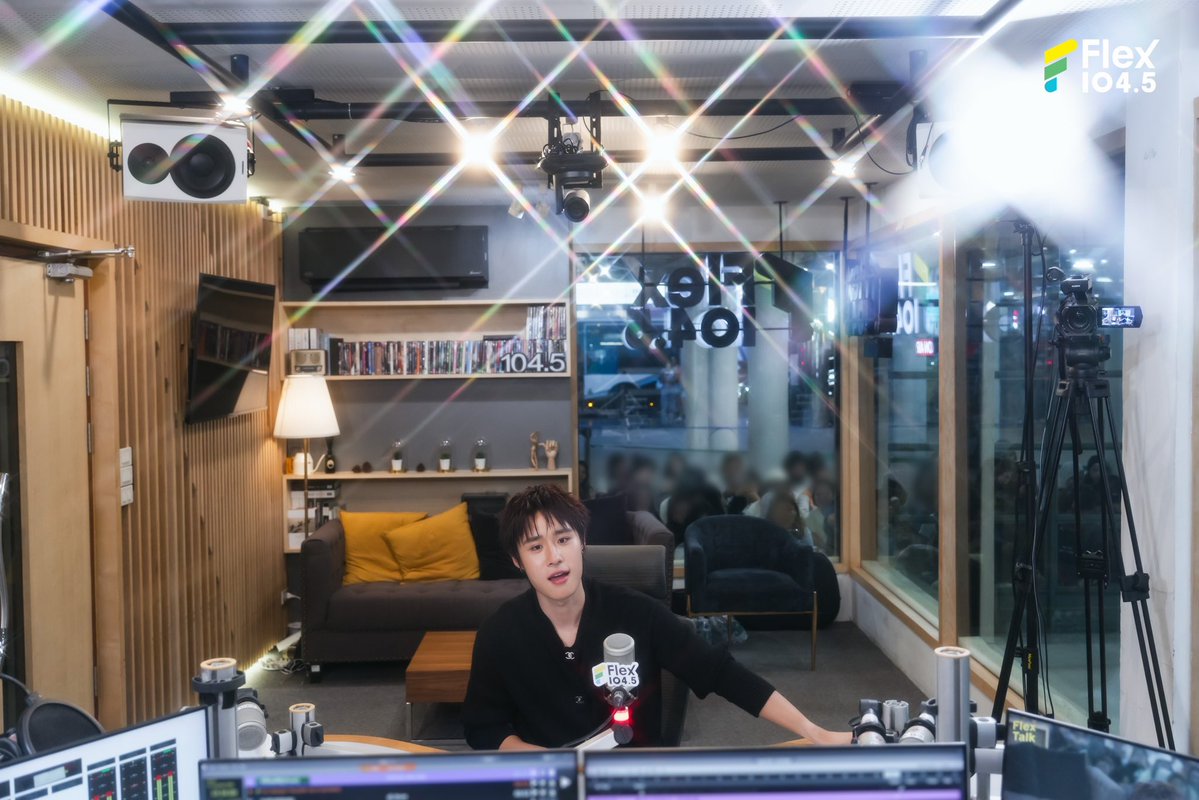 Flex_Connect's tweet photo. มวลความสุขมันล้นเฟรม 💕 แวะมาส่องภาพบรรยากาศรายการ Flex Talk เมื่อวันจันทร์ ที่ 6 ก.ค. ที่ผ่านมา บอกเลยว่า 𝐍𝐔𝐓𝐃𝐀𝐍 เอาความหล่อมีสไตล์มาตกแฟน ๆ ไปเพียบ สมมงเจ้าของเพลง “เทสดี (Tasty)” จริง ๆ 🥰✨

รูปก็หล่อ เพลงก็ใช่ ส่องรูปสุดคลูกันแล้ว อย่าลืมตามไปฟังและปั่นวิวเพลง “เทสดี (Tasty)” กันทาง YouTube : RISER MUSIC ด้วยนะคะ 🎧

📌ดูรายการ Flex Talk ย้อนหลังได้ทาง YouTube : FlexConnect
https://t.co/E95lrH5vDy

@nnutdan @LYKNofficial @RiserMusic 
.
#Flex1045xNUTDAN_Tasty #TastyNUTDAN
#nnutdan #LYKN #RISERMUSIC
#FlexTalk #FlexConnect #Flex1045