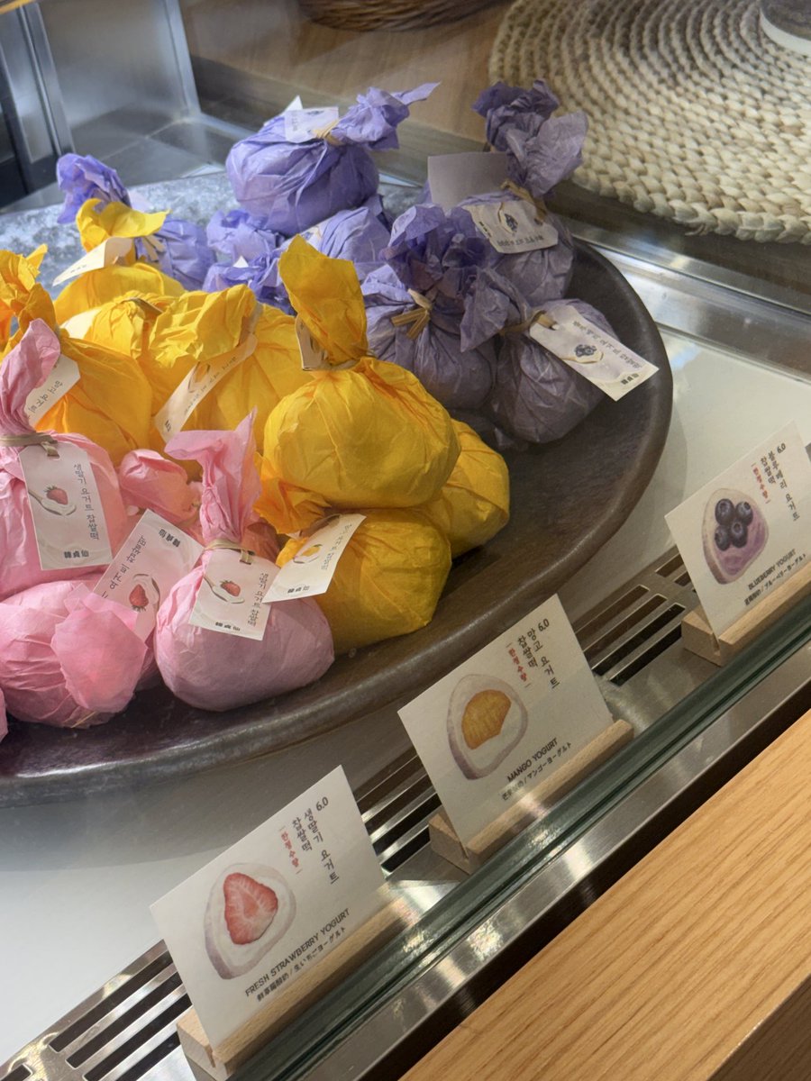 Emma__0070's tweet photo. Finally tried the famous Hanjeongseon mochi😆

It is absolutely delicious.
Out of all the flavors, blueberry🫐, strawberry🍓, and mandarin orange🍊 are officially my number ones! 
You have to try these.✨

#Hanjeongseon
#ShinsegaeGangnam 
#MochiLover
#Daily https://t.co/QP91abxf09