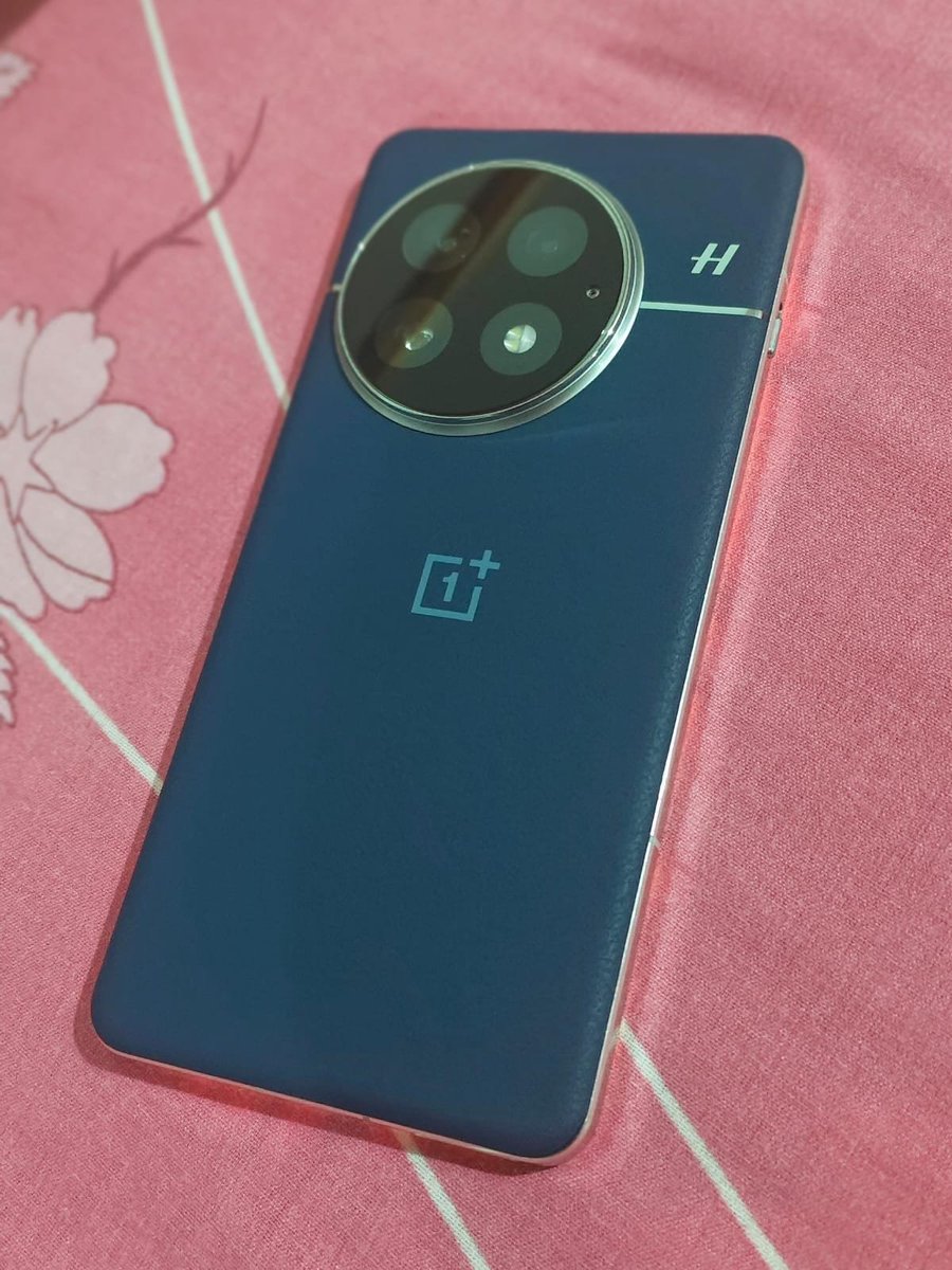 deepakchelu's tweet photo. @saurabhh__ @amazonIN @OnePlus_IN All blaim to @OnePlus_IN  for making so confusing line up that even sellers are not able to differentiate....aur upar se sale wali bheed...we shoud only be more careful while receiving any product... ordered OnePlus 13 ...received the same 🤞 https://t.co/jumnKyXrpc