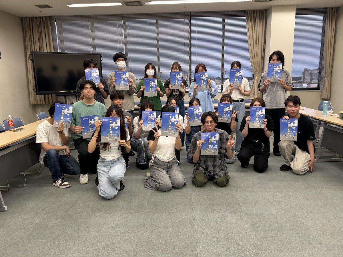 Excla_kgu119's tweet photo. ◤excla journal◢
本日、#甲南一座 (@konanichiza) の担当者さまが宣伝訪問に来られました！
公演の成功を団員一同お祈りしております！
ご予約は下記URLからお申し込みください☑️

〈公演情報〉
甲南一座2026年度夏公演『かがやく都市』
演出: ナツメグ

〈ご予約URL〉
https://t.co/gyBFzc89B6 https://t.co/1QNojAvpKF