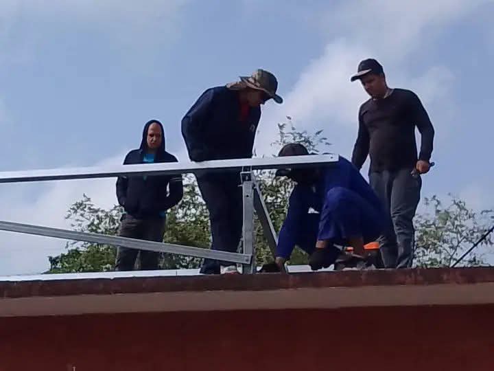 GladysDailyn's tweet photo. 🇨🇺💙🌞 Brigadas de trabajadores iniciaron el montaje de 16 paneles fotovoltaicos en la sede de @ETECSA_Cuba  en #Sibanicú cómo parte del programa nacional de uso de energía renovables y cambio de matríz energética. https://t.co/JdWEx2O7xc