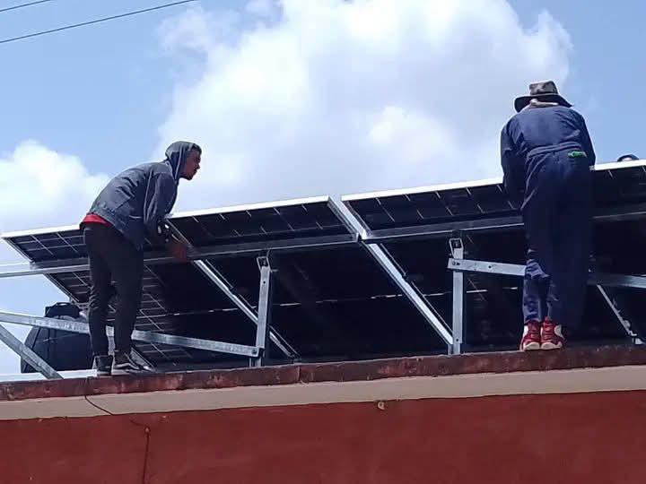 GladysDailyn's tweet photo. 🇨🇺💙🌞 Brigadas de trabajadores iniciaron el montaje de 16 paneles fotovoltaicos en la sede de @ETECSA_Cuba  en #Sibanicú cómo parte del programa nacional de uso de energía renovables y cambio de matríz energética. https://t.co/JdWEx2O7xc