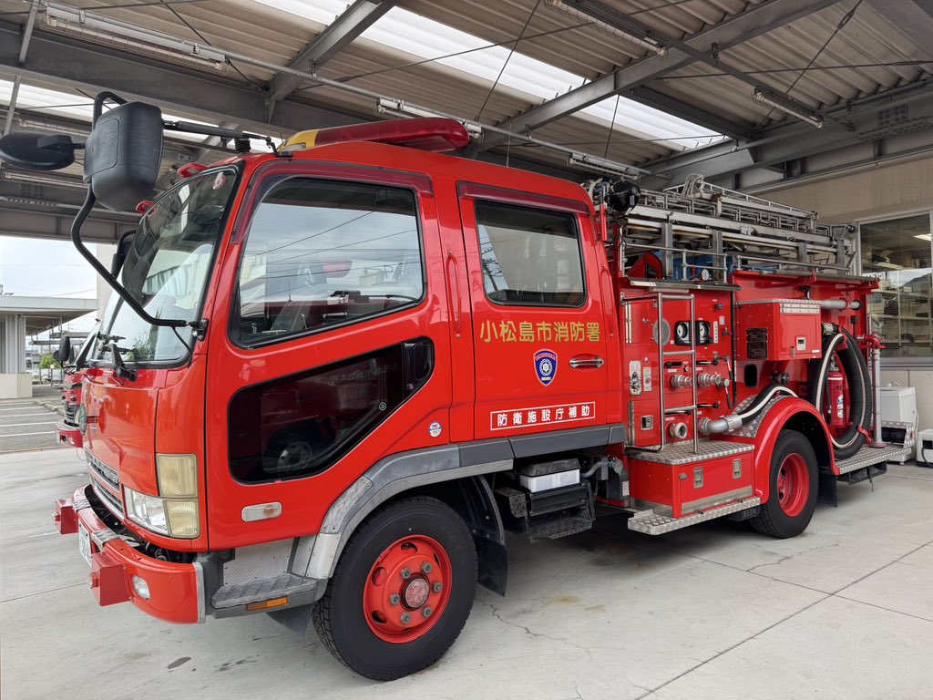 saichi662's tweet photo. 生産終了が発表された
三菱ふそうファイターの消防車
水1000ℓ 消火薬液300ℓ
架装はモリタ 小松島市消防署配備 https://t.co/P6YRQvXIag