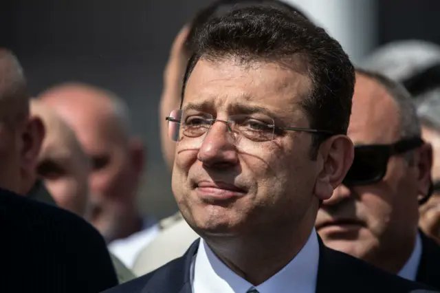 nirvanasporcom's tweet photo. İstanbul’da görülen İBB 'yolsuzluk' davasında 17’nci hafta gerginliği yaşandı. 
🔴 Savunma süresi ve mahkeme takvimi üzerindeki tartışmaların ardından Ekrem İmamoğlu duruşma salonundan çıkarıldı. 
✔️ CHP Grup Başkanı Özgür Özel de duruşmayı takip etmek için Silivri'deydi. https://t.co/Ejas3HKSqL