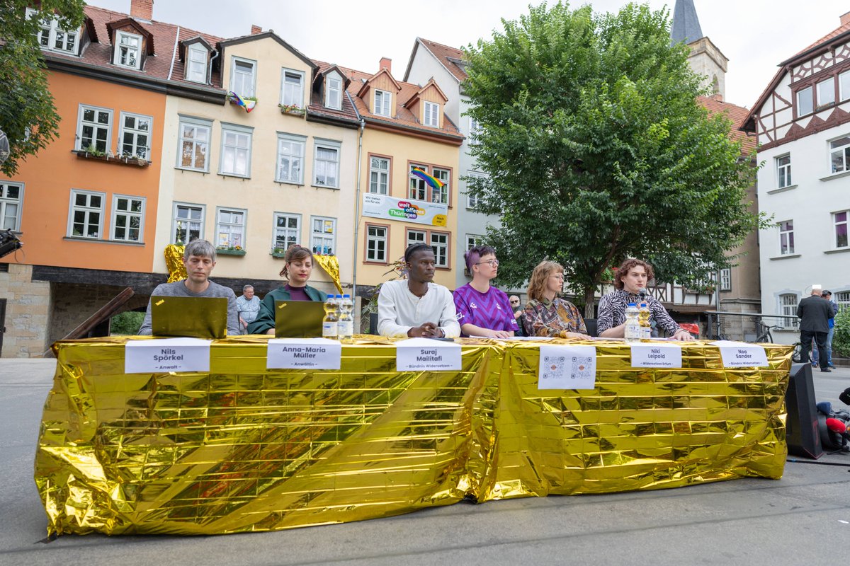 ungemeve's tweet photo. ℹ️ Die Demokratie ist das Diktat der Mehrheit.

(Nach Debatten auf der Facebook Fanpage)
 
In dem ursprünglichen Posting schrieb ich wörtlich:
 
▶️ »Diese Menschen [PK von „Widersetzen“] repräsentieren sehr offensichtlich nicht die Mehrheitsgesellschaft. In meinen Augen ist Demokratie aber genau das, das Diktat der Mehrheit. Nicht das Diktat von Minderheiten.«
 
Die Reaktion darauf ist bereits ein Symptom an sich.
Denn nicht nur, dass sehr viele Menschen „Diktat“ und „Diktatur“ nicht unterscheiden konnten.
Viele haben emotional reagiert, um dafür zu argumentieren, wie Sie unsere Demokratie im Deutschland 2026 verstehen oder wie sie definiert ist.
 
Das war aber eben nicht der Punkt. Es ist eine grundsätzliche Aussage. Der kleinste, gemeinsame Nenner für alle Demokratien weltweit und zu allen Zeiten.
 
🔴 „Demokratie ist eine Staatsform, in der die politische Macht vom Volk ausgeht und durch freie, gleiche und regelmäßige Wahlen sowie rechtsstaatliche Prinzipien ausgeübt wird.“ Danke KI.
 
Ich könnte noch viel über den philosophischen Universalienstreit des Mittelalters oder über die attische Demokratie erzählen. Aber schauen wir auf das Heute.
 
▶️ Republik Indonesien: Größter muslimsicher Staat der Welt, islamische Religionspolizei, Gefängnis für Atheisten, Hexendoktoren, Werbung für Verhütungsmittel wird bestraft.
 
▶️ Republik Indien: Keine vollständige Pressefreiheit, enorme Benachteiligung von Frauen (Geschlechtsselektive Abtreibung), Kinderarbeit, Schuldknechtschaft, Kastendenken
 
▶️ Islamische Republik Pakistan: Theoretische Zusicherung von Menschenrechten, in der Realität aber enorme Einschränkungen. Ehrenmorde (vor allem von Frauen), Kinderarbeit, usw.
 
Ich könnte sehr lange so weitermachen. Aber diese drei Beispiele bilden bereits über zwei Milliarden Menschen in demokratischen Staaten ab.
Die Republik Südafrika war auch mit der Apartheid eine Demokratie.
 
Warum ich „darauf herumreite“ und das immer wieder stoisch beantworte hat einen völlig anderen Grund.
Dass sofort von unserer moralischen Definition im Deutschland 2026 ausgegangen wird, ist eine Frage des Abstraktionsvermögens. Und es zeigt, dass eine Verschiebung der Wahrnehmung und der internen Abbildung der Realität (bekannt als „Weltbild“) stattgefunden hat. Bei hunderten Kommentaren über einen solchen Nebenkriegsschauplatz zu diskutieren zeigt das recht gut.
 
Denn es zeigt, dass ein Grundproblem nicht wahrgenommen wird. Und gerne „niedergebrüllt“ wird.
 
Es gibt die Maslowsche Bedürfnispyramide. Ganz unten stehen die physischen Grundbedürfnisse wie Nahrung, Schlaf, Luft, usw. Darüber stehen die Sicherheitsbedürfnisse, wie Arbeit, ein Auskommen, materielle Sicherheit. Dann kommen soziale Bedürfnisse, wie Gruppenzugehörigkeit und persönliche Beziehungen.
Erst ganz oben, in der Spitze der Pyramide, kommen dann das Bedürfnis nach Wertschätzung, Anerkennung und schließlich die Selbstverwirklichung.
 
Unsere Gesellschaft ist so reich, sicher… gefüttert und gewässert, dass wir in der öffentlichen Debatte über diese Dinge diskutieren. Den oberen, den Luxus-Teil. Den sehr viele Menschen auf diesem Planeten aber nicht nur nicht haben, sondern kaum davon träumen können.
Das bedeutet nicht, dass ich etwas dagegen habe, die Rechte von Minderheiten nicht nur zu schützen, sondern sich auch politisch dafür einzusetzen. Aber in unserer Wohlstandsverwahrlosung setzen wir das so weit oben auf die Agenda, dass das kaum noch etwas mit dem realen Erlebnishorizont der Menschen zu tun hat.
 
Beispielsweise gibt es Gruppen, die fordern, Geschlechtsneutrale Toiletten nicht nur in Schulen und Universitäten anzubringen. Sondern auch Gastronomen dazu zu verpflichten, zu geschlechtsneutralen Toiletten umzubauen. Für sage und schreibe höchstens 0,6% der Bevölkerung, die vermutlich ihre Kneipe nie besuchen würden.

Nach dem Netflix Debakel, in der unironisch schwarze US-amerikanische „Historikerinnen“ erzählt haben, dass die griechisch-stämmige Kleopatra schwarz gewesen wäre, besetzt nun Christopher Nolan die Helena in seiner Odyssee mit einer Schwarzen. Deren Darstellerin sich in Interviews auch noch allen Ernstes darüber beklagt, das vor etwa 2800 Jahren geschriebene Meisterwerk (das wiederum die späte Bronzezeit erzählt) über Mythologie und Krieg sei zu Männer-lastig.

Man kann gerne Enola Holmes gut finden. Den ersten fand ich auch ganz gut. Aber wenn das Setting eines Arztes, der mit Kriminalgeschichten wissenschaftliche Grundlagen über sein Alter-Ego Watson erklärte, zu einem Dritter-Teil-Rache-Aktions-Film gemacht wird, in dem Watson plötzlich Afghane und Moriarty eine schwarze Frau ist und es zu weiten Teilen um die Hochzeit der Protagonistin mit einem Adeligen auf Malta geht, dann muss es einem doch erlaubt sein, das nicht gut zu finden. Ohne dass ihm gleich Rassismus oder Misogynie vorgeworfen wird. Feminismus wird zur Cash Cow gemacht und dafür werden Klassiker umgeschrieben, mehr ist das doch nicht. Von mir aus melkt die Kuh, aber doch nicht mit Homer und Sherlock Holmes und historischen Lügen.
 
Wenn bei dieser Pressekonferenz (!), um die es hier ging, ein Bündnis gegen die AfD repräsentiert wird von augenscheinlichen nicht „Cis-Normativen“ Randgestalten, und eine bekannten Transperson mit Verbindungen zu einer linksextremen Gruppe, die vom Verfassungsschutz beobachtet wird, einen Journalisten anranzt er „dürfe dann auch gehen“ und „Faschisten mit Presseausweis sind immer noch Faschisten“, dann ist das eben kein Abbild der demokratischen Mehrheitsgesellschaft. Sondern eine inszenierte und bewusste Zusammenstellung von Minderheiten, die sich dadurch mit dem Aufhänger Antifa wichtiger macht, als sie ist. Und genau weiß, dass eben das auch zum Streit und Spaltung unter Gegnern der AfD führt.
 
Und ich bin der festen Überzeugung, dass das nicht nur vielen AfD-Wählern einfach auf den Sack geht. Sondern auch mehr und mehr sehr vielen anderen.
Nicht, weil es mir auf den Sack geht und das andere sicher genauso sehen müssen. Sondern weil ich eine rheinische, stoische Ruhe habe, eine hohe Toleranzschwelle und selber linksliberal bin. Und wenn es selbst mir schon auf den Sack geht, kann ich mir ausmalen, was der Maurer Jochen aus Sachsen-Anhalt am Stammtisch dabei empfindet. Und was dann seine Mittel der Konfliktlösungsstrategie sein werden. Die Ergebnisse der Landtagswahlen werden es Euch nochmal versuchen zu erklären, versprochen.
 
Und dass nun unter meinem Thread nicht nur Angriffe und Beleidigungen kamen, sondern über eine Grundsatz-These zur Demokratie debattiert wird, zeigt doch, wie sehr da am Thema vorbei gestritten wird.
 
Die Demokratie ist das Diktat der Mehrheit. Das ist nicht Jura, Verfassung oder was man gerne hätte, sondern zum Nachdenken.
 
Bild 1: Pressekonferenz von „Widersetzen“, Erfurt, 05.07.2026
Bild 2: Die Pnyx, auf der freie, attische Männer bei Volksversammlungen abstimmen konnten.
