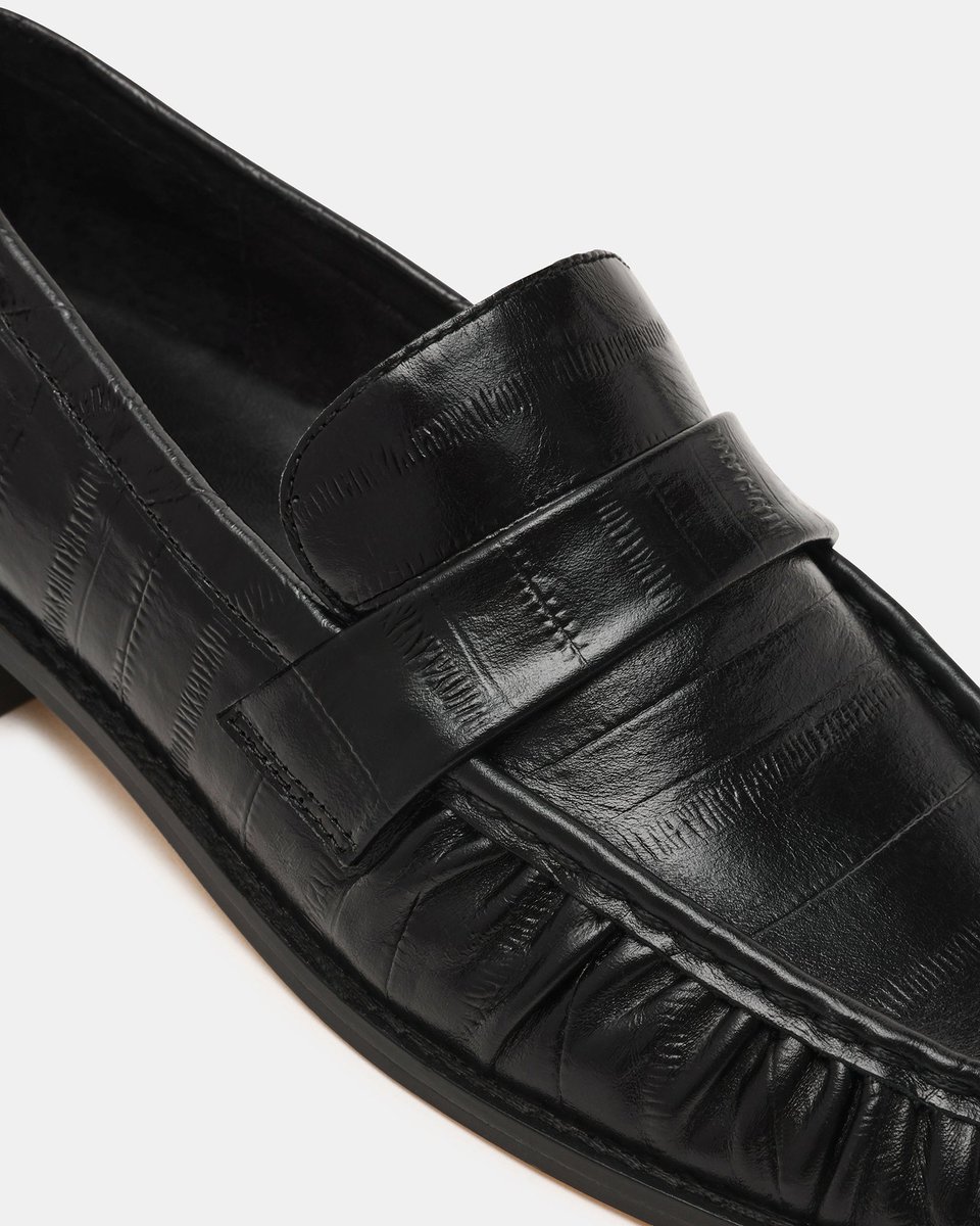 Lydia_Mybrary's tweet photo. Meet RONIE BLACK EEL: sleek, bold, and ready to steal the spotlight. The perfect finishing touch for your look? We think yes. Tap in for the details or to make it yours: https://t.co/fRjmD39b2a https://t.co/PqlY3UWVkM