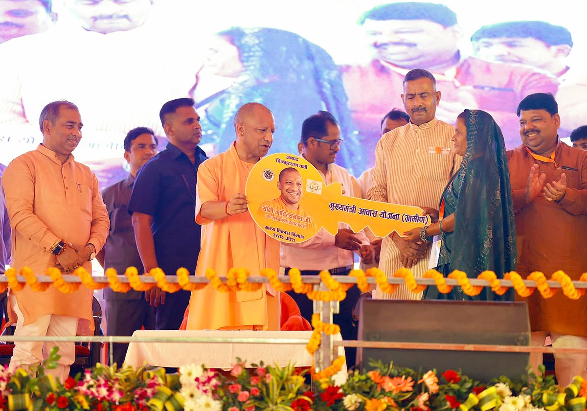 myogiadityanath's tweet photo. 'शस्त्रेण रक्षिते राष्ट्रे शास्त्र चिंता प्रवर्तते'

इस ध्येय वाक्य के साथ चित्रकूट अब शस्त्र और शास्त्र दोनों का केंद्र बनेगा। इसी प्रगति को गति प्रदान करने हेतु आज चित्रकूट और मानिकपुर विधान सभा क्षेत्रों के समग्र विकास हेतु ₹951 करोड़ लागत की विकास परियोजनाओं का लोकार्पण एवं शिलान्यास किया। 

इस अवसर पर विभिन्न योजनाओं के लाभार्थियों को चेक व प्रमाण-पत्र भी वितरित किए।

आदरणीय प्रधानमंत्री श्री @narendramodi जी के नेतृत्व में डबल इंजन सरकार द्रुत गति से आगे बढ़ रही है। विरासत और विकास की पावन धरा चित्रकूट इसकी साक्षी है।

जनपद वासियों को हार्दिक बधाई।
