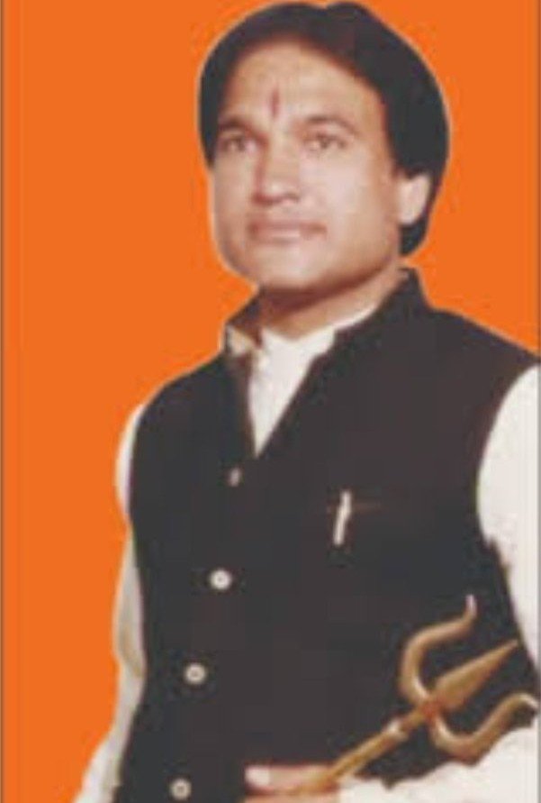 biharigurl's tweet photo. Did you know about Pawan Kumar Sharma Ji?

• He emerged as one of the strongest voices against Jarnail Singh Bhindranwale.

• His supporters say Bhindranwale even mentioned him in his speeches and allegedly sent threats through his mother, who reportedly replied, "My son is a tiger."

• Pawan Kumar Sharma Ji is said to have openly challenged Bhindranwale to a public debate outside Harmandir Sahib.

• Punjab Police remained on high alert and barricaded the area.

• Supporters claim Bhindranwale never came out, later citing security concerns.