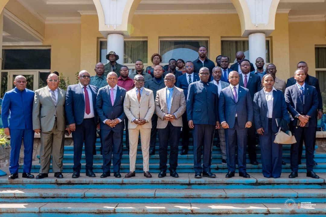 CellComImpact's tweet photo. #RDC|

À #Lubumbashi, le Directeur Général Pierre Lohohola Osomba poursuit avec détermination sa mission aux côtés de Leurs Excellences, dans le cadre du renforcement de la gouvernance du commerce extérieur. 

Après l'étape stratégique de Kasumbalesa, marquée par une importante réunion avec les services œuvrant à la frontière, cette dynamique s'est poursuivie au Gouvernorat du Haut-Katanga lors d'une séance de travail avec la FEC.

Par sa présence active et son engagement constant, le DG Pierre Lohohola Osomba réaffirme sa volonté de contribuer efficacement à l'amélioration du climat des affaires, à la fluidification des échanges commerciaux et à une meilleure coordination entre les acteurs publics et privés au service du développement de la République démocratique du Congo.

@fatshi13 @SuminwaJudith @julienpalukucom @ilungajordan1
@PLohohola @CMuabilu @OCC_RepDemCongo
@VniqueBernar4 @damkup
@Princeilunga14 @TopCongo
@MuadiLaeticia @CivuadiKalanga @Shako_Beatrice2