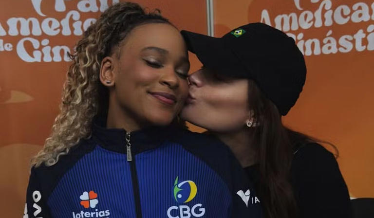 soljunqueirats's tweet photo. Rebeca Andrade assume namoro com mulher: “É tão mágico”

Nessa última Rebeca segunda-feira (06/07), Rebeca Andrade assumiu o namoro com a empresária Gisele nas redes sociais. 

Vencemos! https://t.co/A690supNbh