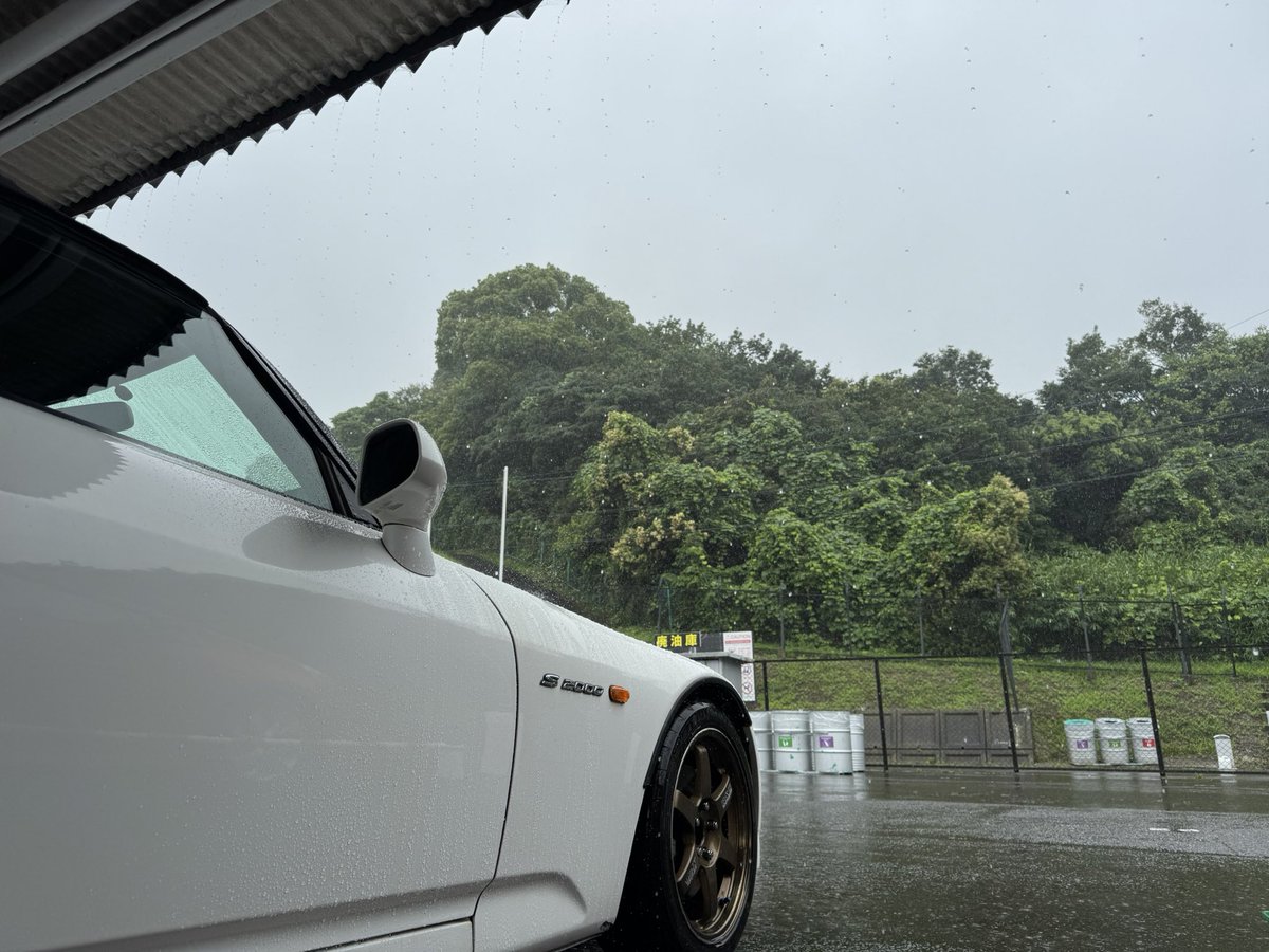 Red_pond23's tweet photo. 今年の雨8耐で最大効果を発揮した屋根付きピット駐車場最高でした https://t.co/PY37XmwOCJ