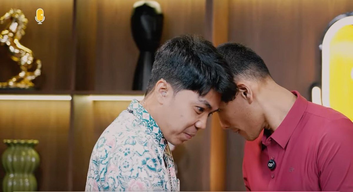 insidefolkative's tweet photo. Choky Sitohang memberikan 3 tips cara public speaking kepada Arif Brata: 

Choky Sitohang: Salah satu tips nya ketika membagi konsentrasi ketika earpiece bicara, atau ada komando dari master control atau ruang kendali sambil kita ngomong juga. 

Yang pertama jangan bicara terlalu cepat, bicaranya itu dikasih tempo memang kaya semi mengeja contohnya begini, 

“Pemirsa saat ini saya sedang bersama dengan” Kaya mengeja padahal disisi lain kita sedang berbagi fokus pikiran dengan ditelinga mengolah info di mulut menyampaikan info. 

Tipsnya satu jangan berbicara terlalu cepat, yang kedua gunakan jeda bermakna, jeda bermakna itu ngoong kan perlu ada jedanya….. tuh kan barusan saya jeda kan.

arif Brata: Betul betul.

Choky Sitohang: Waktu jeda ini kan audiens saya sedang berfikir dan mencerna kata-kata saya sebelumnya seperti yang sedang saya lakukan sekarang, dan orang menjadi relaksasi lagi. Dari pada setiap kali ngomong kita tidak pernah putus kita terus terusan tidak ada jeda, orang itu perlu di jeda.

Dan yang ketiga adalah atur ekspresi, karena ada kamera kan.Ekspresi yang paling aman adalah senyum tanpa kelihatan gigi.