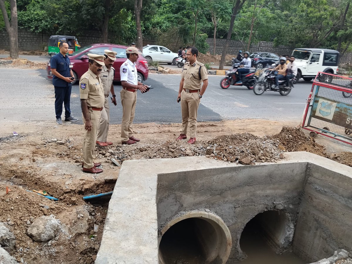 CYBTRAFFIC's tweet photo. Joint Commissioner of Police (Traffic) Inspects Waterlogging Points

Sri Sunpreet Singh, IPS, Joint Commissioner of Police (Traffic), Cyberabad, along with Sri S. Ravikumar, DCP Traffic-I, and Sri G. Hanmantha Rao, Addl. DCP Traffic-I, visited the major waterlogging-prone locations at HCU Gate No. 2 and IIL U-Turn under the limits of Gachibowli Traffic Police Station.

During the inspection, the officers reviewed the ongoing rectification works and assessed the measures being taken to mitigate waterlogging and ensure smooth traffic movement during the monsoon season.

The Joint Commissioner of Police (Traffic) instructed the concerned officials to expedite the rectification works and maintain close coordination with the civic departments to minimize inconvenience to commuters and ensure safe and efficient traffic flow.

ప్రధాన నీటిమునిగే ప్రాంతాలను పరిశీలించిన జాయింట్ కమిషనర్ ఆఫ్ పోలీస్ (ట్రాఫిక్)
సైబరాబాద్ జాయింట్ కమిషనర్ ఆఫ్ పోలీస్ (ట్రాఫిక్) శ్రీ సన్‌ప్రీత్ సింగ్, ఐపీఎస్, డీసీపీ ట్రాఫిక్-I శ్రీ ఎస్. రవికుమార్, అదనపు డీసీపీ ట్రాఫిక్-I శ్రీ జి. హన్మంతరావుతో కలిసి గచ్చిబౌలి ట్రాఫిక్ పోలీస్ స్టేషన్ పరిధిలోని హెచ్‌సీయూ గేట్ నెం. 2 మరియు ఐఐఎల్ యూ-టర్న్ వద్ద ఉన్న ప్రధాన నీటిమునిగే ప్రాంతాలను సందర్శించి, అక్కడ కొనసాగుతున్న శాశ్వత పరిష్కార పనులను పరిశీలించారు.

ఈ సందర్భంగా అధికారులు వర్షాకాలంలో నీటిమునిగే సమస్యను నివారించేందుకు చేపడుతున్న చర్యలను సమీక్షించి, ట్రాఫిక్ అంతరాయం లేకుండా సజావుగా సాగేందుకు అమలు చేస్తున్న ఏర్పాట్లను పరిశీలించారు.

జాయింట్ కమిషనర్ ఆఫ్ పోలీస్ (ట్రాఫిక్) సంబంధిత అధికారులకు పనులను వేగవంతంగా పూర్తి చేయాలని, అలాగే పౌర సంస్థలతో సమన్వయం చేసుకుని వర్షాకాలంలో ప్రయాణికులకు ఇబ్బందులు కలగకుండా, ట్రాఫిక్ సజావుగా మరియు సురక్షితంగా కొనసాగేలా అవసరమైన చర్యలు చేపట్టాలని ఆదేశించారు.
