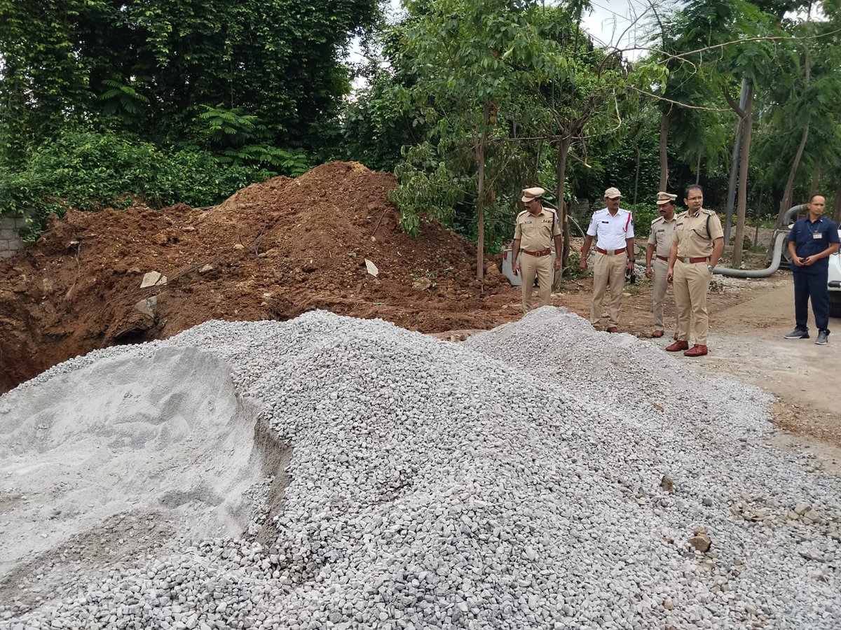 CYBTRAFFIC's tweet photo. Joint Commissioner of Police (Traffic) Inspects Waterlogging Points

Sri Sunpreet Singh, IPS, Joint Commissioner of Police (Traffic), Cyberabad, along with Sri S. Ravikumar, DCP Traffic-I, and Sri G. Hanmantha Rao, Addl. DCP Traffic-I, visited the major waterlogging-prone locations at HCU Gate No. 2 and IIL U-Turn under the limits of Gachibowli Traffic Police Station.

During the inspection, the officers reviewed the ongoing rectification works and assessed the measures being taken to mitigate waterlogging and ensure smooth traffic movement during the monsoon season.

The Joint Commissioner of Police (Traffic) instructed the concerned officials to expedite the rectification works and maintain close coordination with the civic departments to minimize inconvenience to commuters and ensure safe and efficient traffic flow.

ప్రధాన నీటిమునిగే ప్రాంతాలను పరిశీలించిన జాయింట్ కమిషనర్ ఆఫ్ పోలీస్ (ట్రాఫిక్)
సైబరాబాద్ జాయింట్ కమిషనర్ ఆఫ్ పోలీస్ (ట్రాఫిక్) శ్రీ సన్‌ప్రీత్ సింగ్, ఐపీఎస్, డీసీపీ ట్రాఫిక్-I శ్రీ ఎస్. రవికుమార్, అదనపు డీసీపీ ట్రాఫిక్-I శ్రీ జి. హన్మంతరావుతో కలిసి గచ్చిబౌలి ట్రాఫిక్ పోలీస్ స్టేషన్ పరిధిలోని హెచ్‌సీయూ గేట్ నెం. 2 మరియు ఐఐఎల్ యూ-టర్న్ వద్ద ఉన్న ప్రధాన నీటిమునిగే ప్రాంతాలను సందర్శించి, అక్కడ కొనసాగుతున్న శాశ్వత పరిష్కార పనులను పరిశీలించారు.

ఈ సందర్భంగా అధికారులు వర్షాకాలంలో నీటిమునిగే సమస్యను నివారించేందుకు చేపడుతున్న చర్యలను సమీక్షించి, ట్రాఫిక్ అంతరాయం లేకుండా సజావుగా సాగేందుకు అమలు చేస్తున్న ఏర్పాట్లను పరిశీలించారు.

జాయింట్ కమిషనర్ ఆఫ్ పోలీస్ (ట్రాఫిక్) సంబంధిత అధికారులకు పనులను వేగవంతంగా పూర్తి చేయాలని, అలాగే పౌర సంస్థలతో సమన్వయం చేసుకుని వర్షాకాలంలో ప్రయాణికులకు ఇబ్బందులు కలగకుండా, ట్రాఫిక్ సజావుగా మరియు సురక్షితంగా కొనసాగేలా అవసరమైన చర్యలు చేపట్టాలని ఆదేశించారు.
