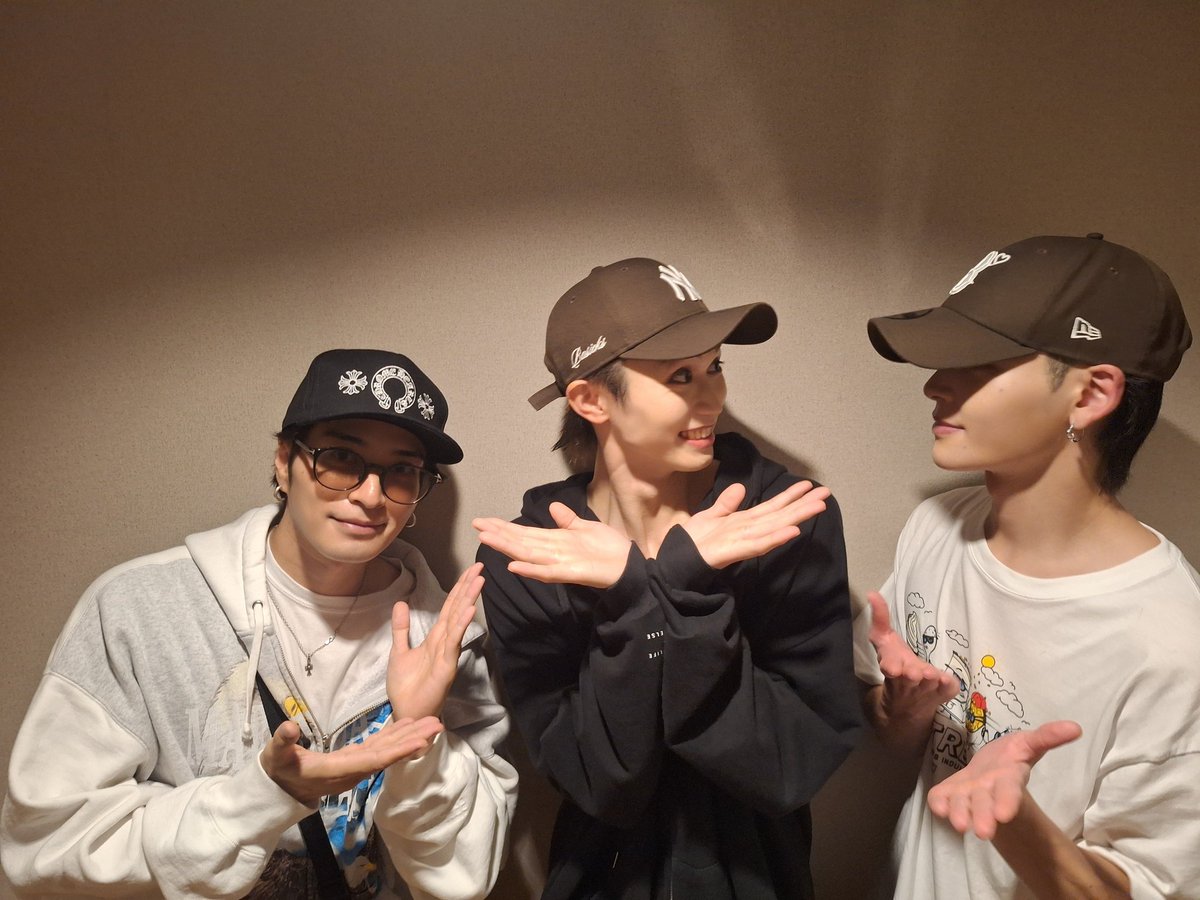 ko_suke__naito's tweet photo. こうせいとゆーたんがモリミュ観に来てくれました！！！

嬉しい！！！！！！！！！！！！！！
ありがとうございます！！！！！！！

しょーごにも何かしらの形で無理やり観てもらおうと思います

記念に🪄︎︎💫

#モリミュ https://t.co/vwl1RWSDvD