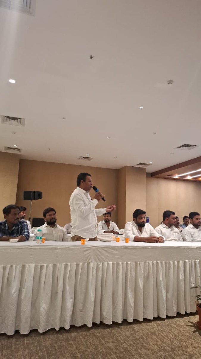 Shadagonda's tweet photo. ఈ రోజు  హైదరాబాద్ లోని తెలంగాణ అమరుల స్మారక భవనంలో రాష్ట్ర ప్రభుత్వం ఏర్పాటుచేసిన ఉద్యమకారుల గుర్తింపు కమిటి సమావేశం జరగగా  JNTUH నుండి JAC రాష్ట్ర చైర్మన్ డా. శాడగొండ కరుణాకర్ రెడ్డి, అశోక్ గౌడ్, ఎరవెల్లి జగన్, అప్పల శ్రీకాంత్, శ్రీను నాయక్  పాల్గొన్నారు https://t.co/xMpsTEpugn