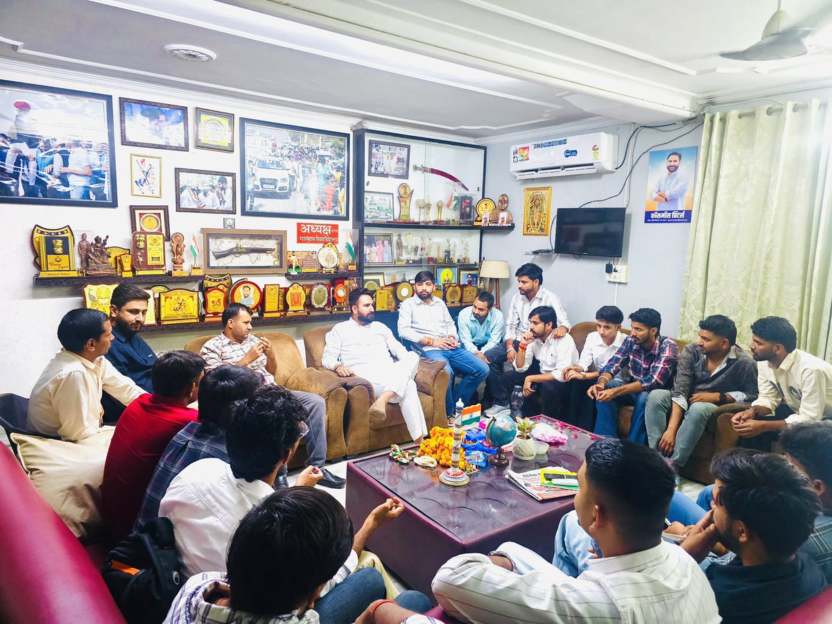 AnilChopra_'s tweet photo. आज जयपुर कार्यालय पर प्रदेश-भर से पधारे युवा साथियों से मुलाक़ात की।
#AnilChopra #JaipurRural https://t.co/fhHBKYSQ2z