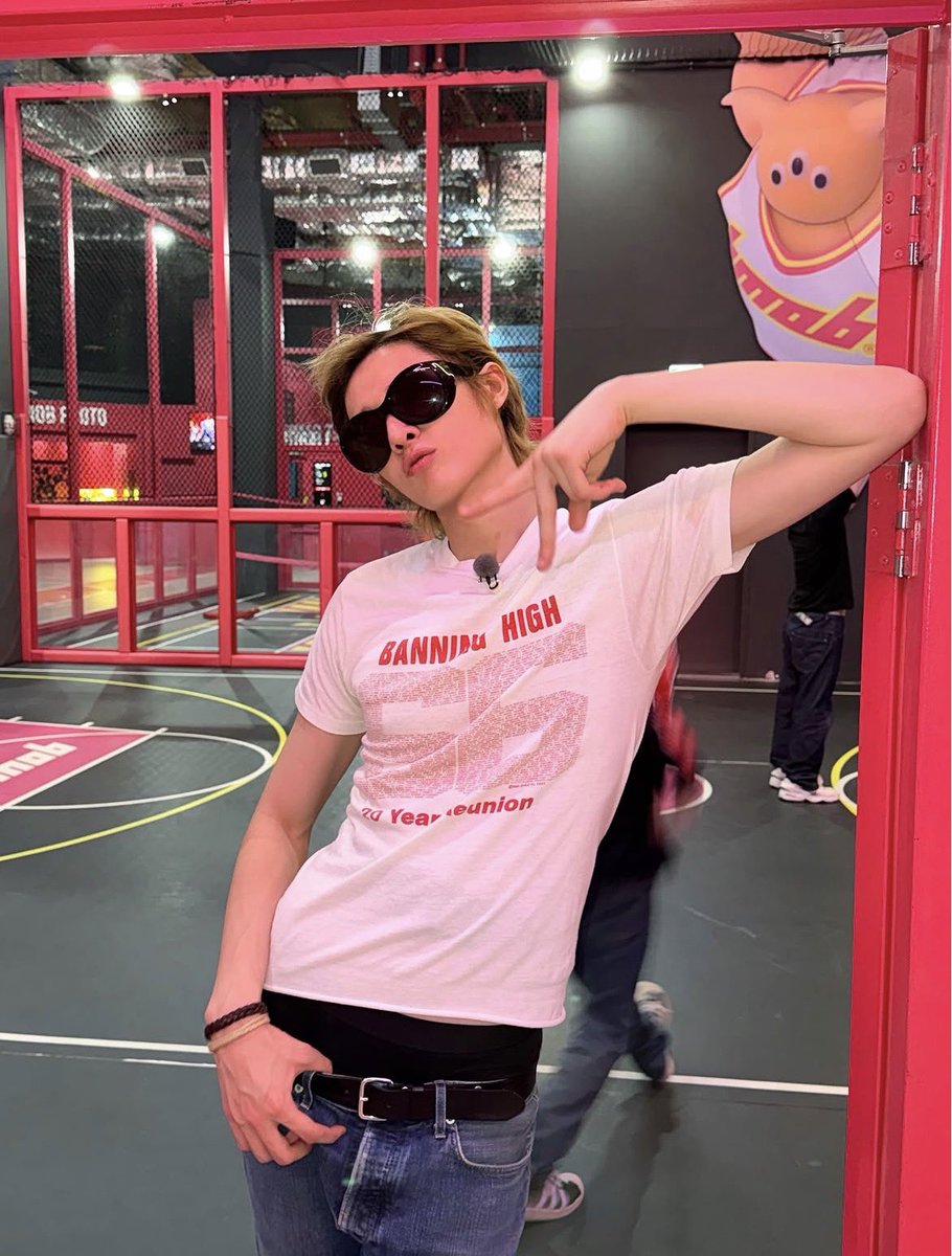 martinbuledpk's tweet photo. gue suka banget anjirr kalo dia udah pake kaos putih gini sama skinny jeanss ditambah jidatan dan pake kacamata jsissnsjmsn😭😭😭🧎🏻‍♀️🧎🏻‍♀️🧎🏻‍♀️🧎🏻‍♀️🧎🏻‍♀️🧎🏻‍♀️ https://t.co/ngWnqitneS