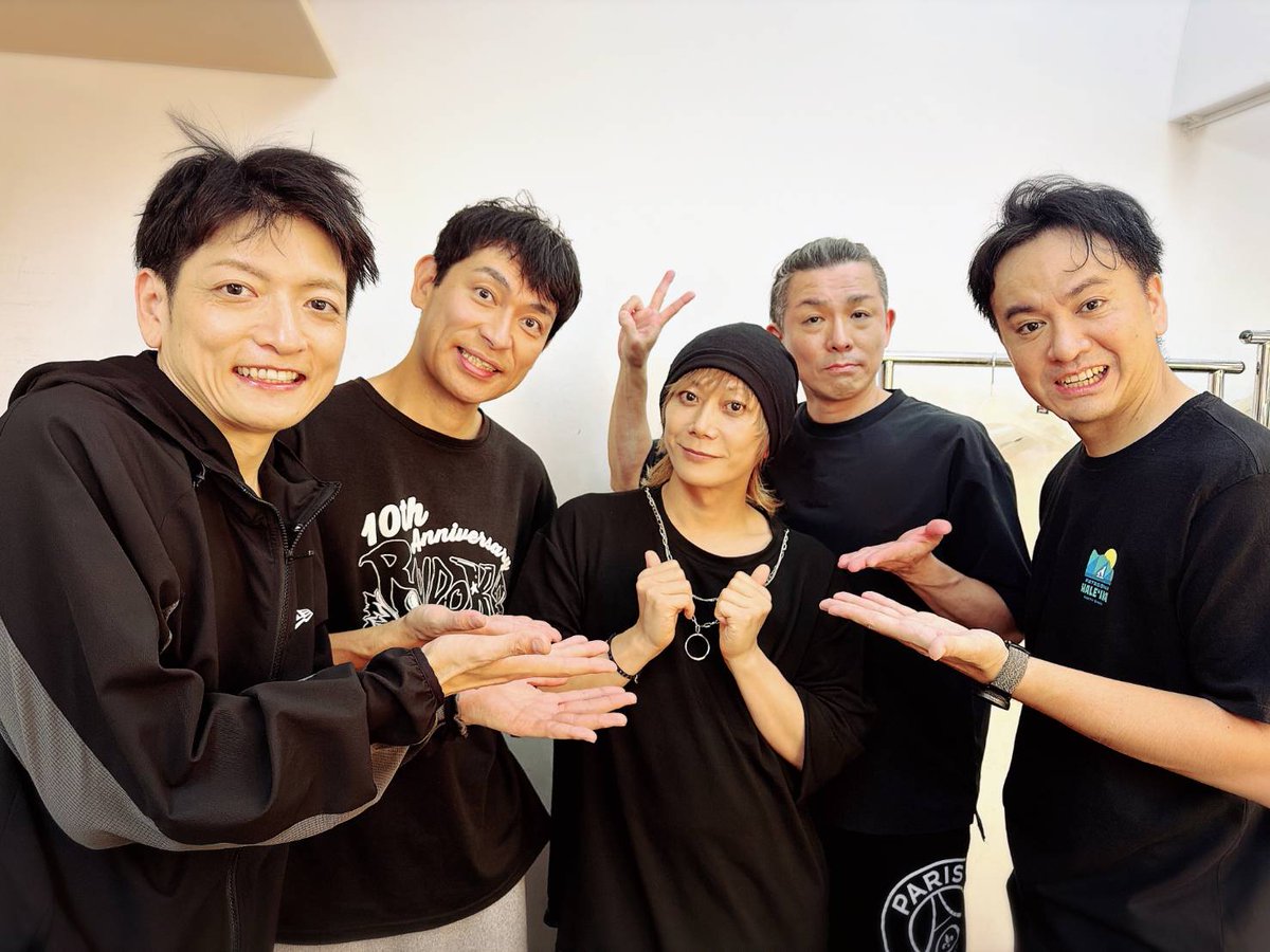 WASHIDASU's tweet photo. 本日もご来場有難う御座いました✨
今日も平日にも関わらず沢山の方々が、昼、夜と来てくださったて幸せな日々です😊感謝‼️
ゲストは、
昼がズッキーくん
夜はKIMERUくんが来てくれました✨
昔の僕らを知ってくれてる2人がお話さしてくれる!嬉しいです😊
#pnish
#パニオン9
#鈴木裕樹
#KIMERU https://t.co/JlOdXvBObK