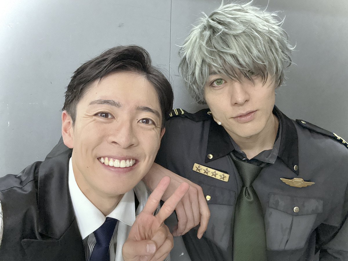 GENGEN0616's tweet photo. 【#エリステ-New Dawn-計7公演終幕】🎊
本日も満席でのご観劇、誠にありがとうございました😊✨

マチソワ間で座長の成弥さんから
美味しい美味しいお弁当を頂きました🍱
お写真はもちろん【キース・マックス】さんと📸🍺

東京公演も折り返し‼️
明日からも怪我なく全力でお届け致します💪 https://t.co/QBjMgaRk6a