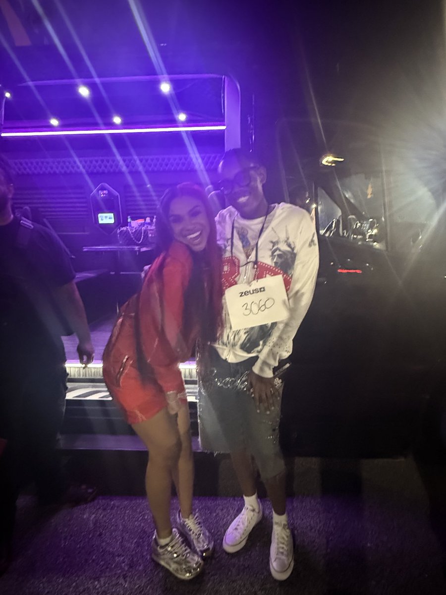 blackbarb69's tweet photo. @PuppettMasterrr Lil off topic but I met her that night 😝 https://t.co/QEEY9jHumD