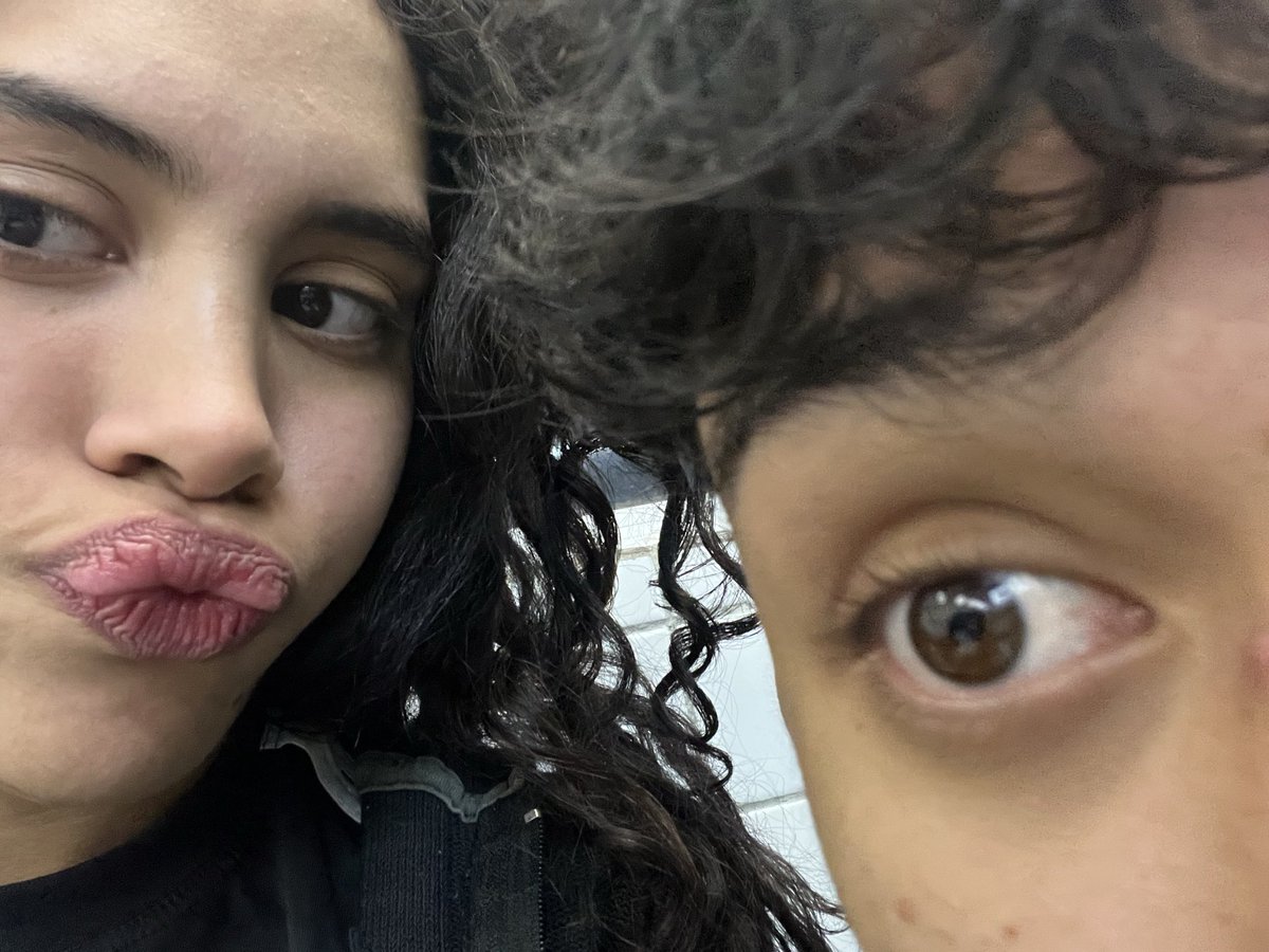 saulohx's tweet photo. eu e agatha tendo um pico de tod no meio da aula https://t.co/YMq1f6okMF