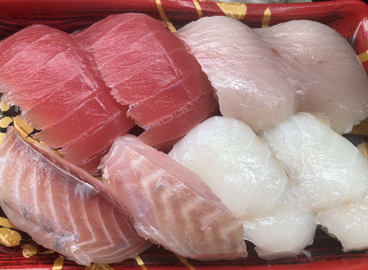 imprezaryou's tweet photo. 今日、昼に食べた小田原の寿司が美味かった。生キハダ、かんぱち、いさき、すずき。
すずき系の白身はどれも旬、ぶりぶりな身厚で脂のりも良い。 https://t.co/lGEGIq15dr