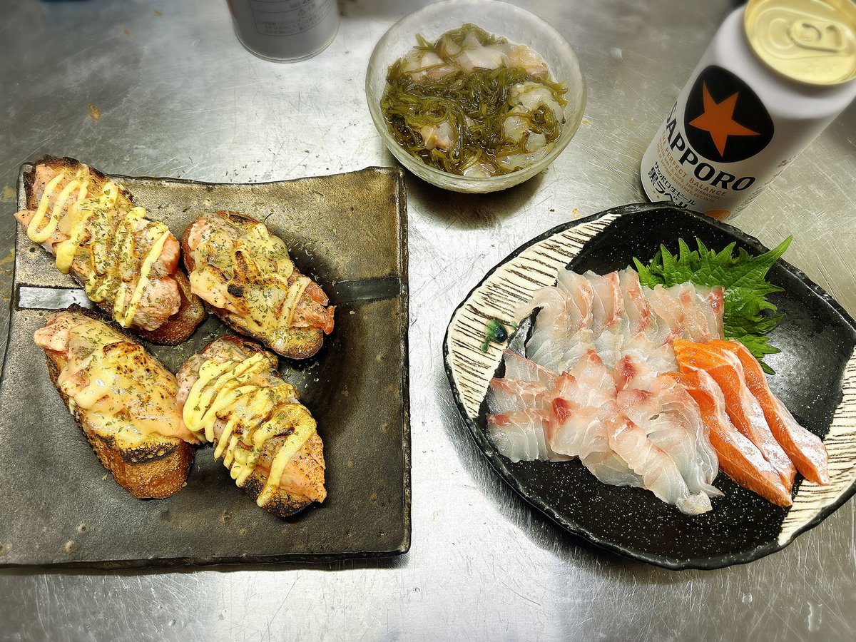 urajyanyu's tweet photo. 本日の居酒屋からあげ
やっと手に入りました！
信州サーモン🤣✨
炙りチーズトーストと炙りマヨトースト！
ヨコスジのお刺身と一緒にいただきます🙏
うますぎるぅ🤣🤣🤣
#エオルゼア調理部
#エオルゼア飲酒部
#エオルゼア水産部 https://t.co/iivFS3Z8dk