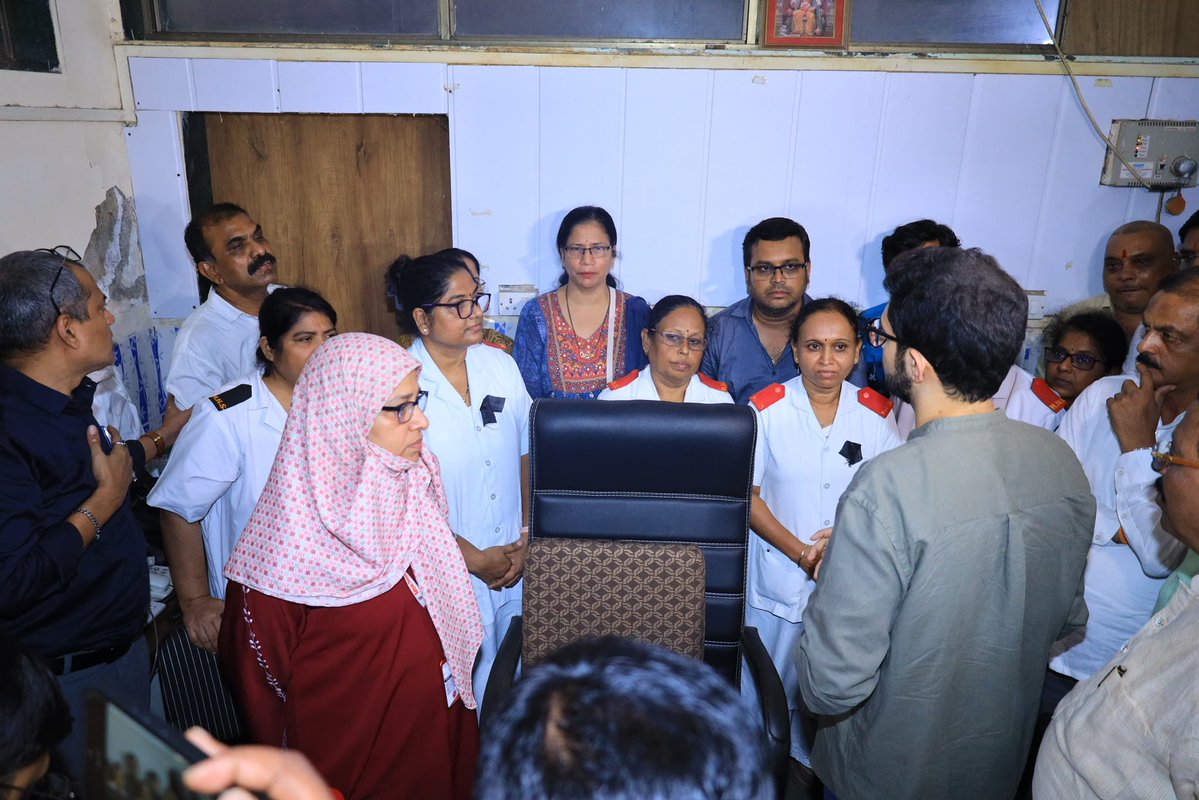 AUThackeray's tweet photo. डोंबिवली येथील पालिकेच्या शास्त्रीनगर रुग्णालयात कर्तव्यावर असलेल्या महिला  डॉक्टर्स आणि नर्सेसना झालेल्या अमानुष मारहाणीच्या पार्श्वभूमीवर आज स्थानिक पदाधिकाऱ्यांसोबत रुग्णालयाला भेट दिली. 

ह्यावेळी आम्ही तुमच्यासोबत आहोत, असा विश्वास देतानाच ही गुंडगिरी खपवून घेतली जाणार नाही, असेही सांगितले. 

माझ्या भेटीनंतर लगेच रमेश म्हात्रेला अटक करण्यात आली. 

मात्र केवळ अटक करून चालणार नाही तर त्याची धिंड काढली पाहिजे... त्याला नगरसेवक पदावरून हटवले पाहिजे.