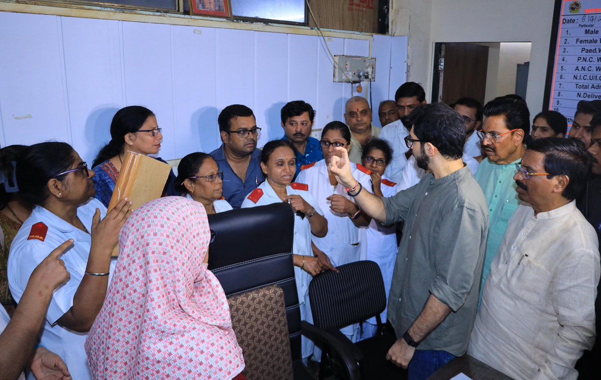 AUThackeray's tweet photo. डोंबिवली येथील पालिकेच्या शास्त्रीनगर रुग्णालयात कर्तव्यावर असलेल्या महिला  डॉक्टर्स आणि नर्सेसना झालेल्या अमानुष मारहाणीच्या पार्श्वभूमीवर आज स्थानिक पदाधिकाऱ्यांसोबत रुग्णालयाला भेट दिली. 

ह्यावेळी आम्ही तुमच्यासोबत आहोत, असा विश्वास देतानाच ही गुंडगिरी खपवून घेतली जाणार नाही, असेही सांगितले. 

माझ्या भेटीनंतर लगेच रमेश म्हात्रेला अटक करण्यात आली. 

मात्र केवळ अटक करून चालणार नाही तर त्याची धिंड काढली पाहिजे... त्याला नगरसेवक पदावरून हटवले पाहिजे.