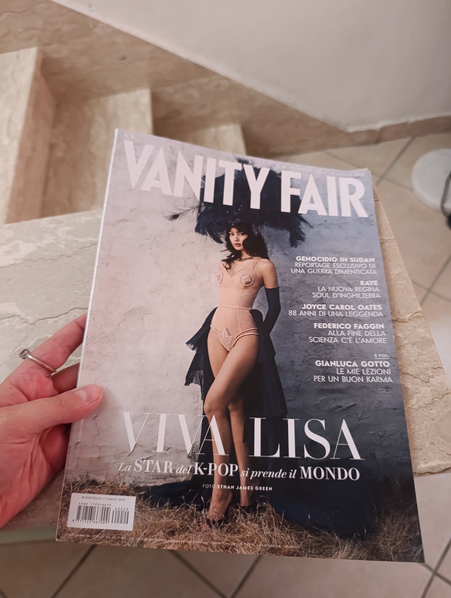 LaLALIS05479064's tweet photo. Finalmente l'ho presa anche io. Che bello vedere Lisa sulla copertina italiana di Vanity Fair! Intervista meravigliosa. 

@VanityFairIt @VanityFair
@wearelloud #LISA https://t.co/0PJerL9sL0