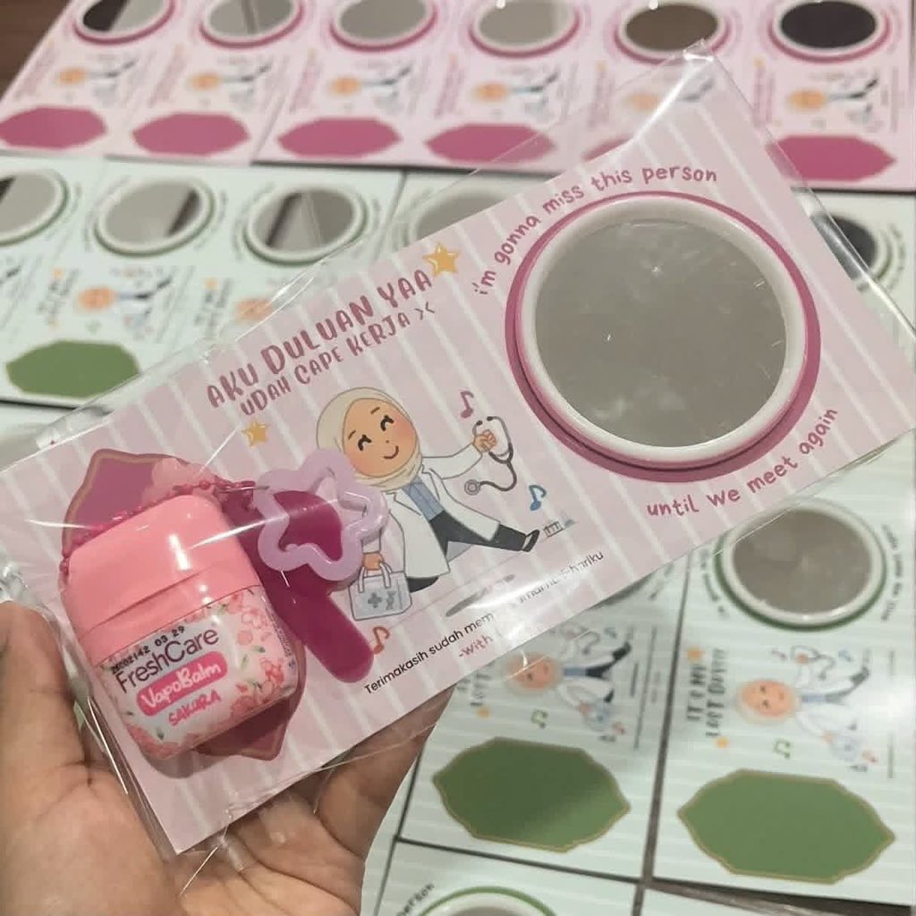 cozydewdrop's tweet photo. CUMA MAU PAMIT RESIGN DENGAN CARA YANG MANIS… 
eh gak nyangka souvenir ini malah bikin satu kantor heboh, banyak yg bilang “ini lucu banget, niat banget sih!” 😂￼ https://t.co/FIjZMYESPG