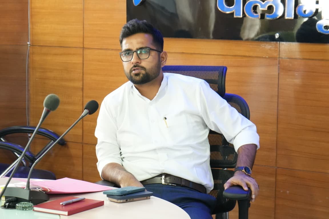 DC_Palamu's tweet photo. आज जिला आपूर्ति विभाग की समीक्षा बैठक में खाद्यान्न, चना-दाल एवं सोना-सोबरन धोती-साड़ी-लूंगी वितरण की प्रगति की समीक्षा की।
सभी पात्र लाभुकों तक योजनाओं का शत-प्रतिशत एवं समयबद्ध वितरण सुनिश्चित करने के निर्देश दिए। #Palamu #TeamPalamu https://t.co/T1rMrGbBAn