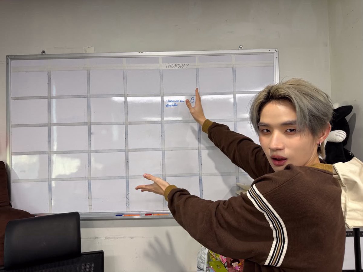 valcrazyforWE's tweet photo. HONG ALWAYS SO SUPPORTIVE OF WILLIAM 😭😭🤍
he marked the date in the board for William’s solo 

#FlashbackWilliamjkp #williamjkp
#hongshihoshi https://t.co/PwOR03C4Mv