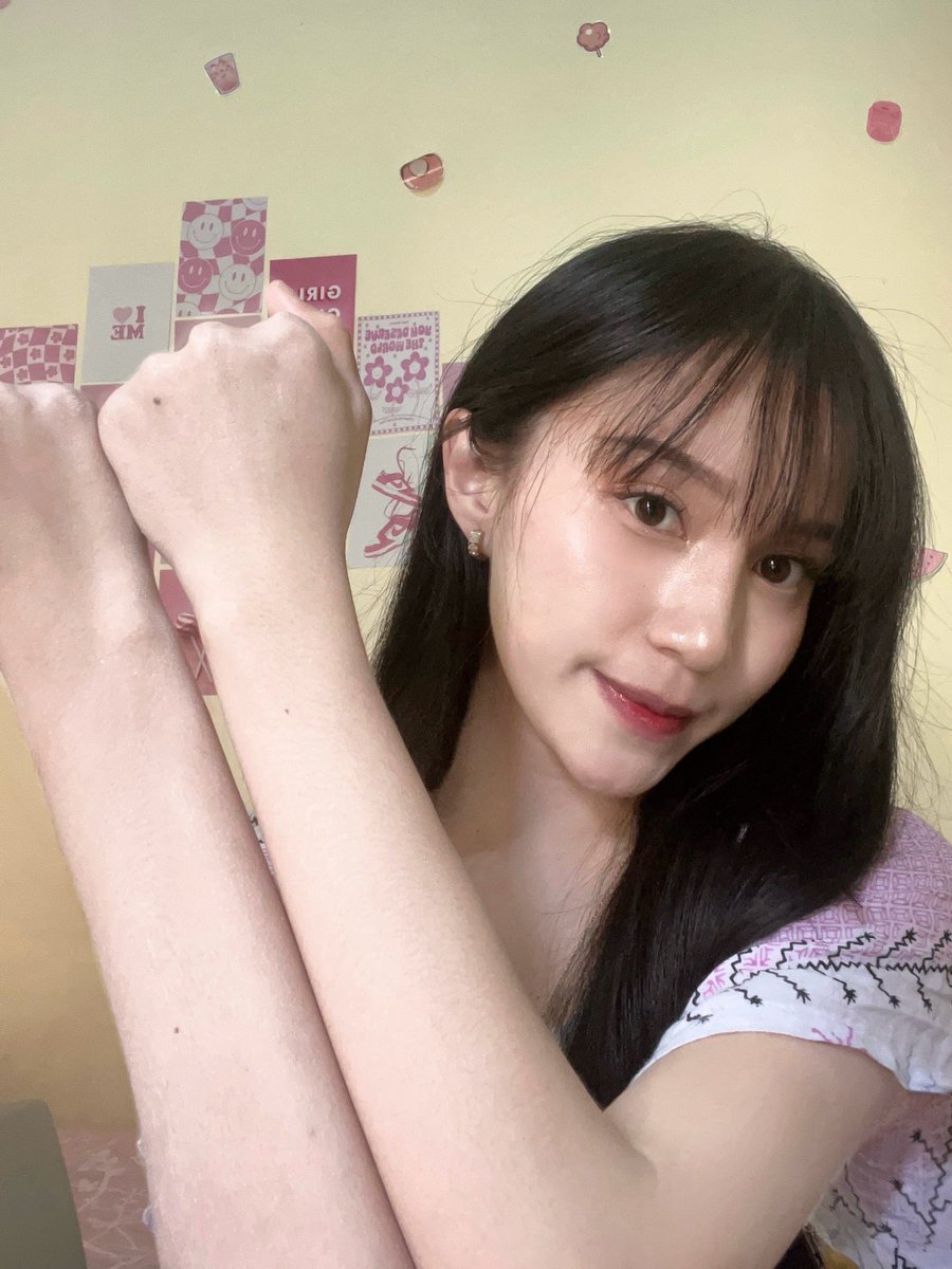 chrstiinaa_'s tweet photo. Ngerasa kulitku akhir-akhir ini lebih cerah dan kelihatan lebih fresh. Jadi pengen spill body serum yang lagi aku pakai. 🤍 https://t.co/qitiSegZuq