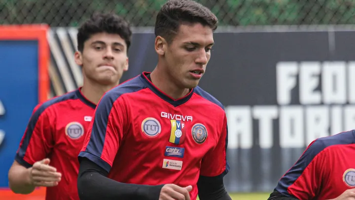 Naranjazos10's tweet photo. 🚨🚨David Useche, ex canterano del Caracas, convocado Vinotinto Sub 17 que clasificó al Mundial en 2023 vive momentos muy duros

Perdió a su madre en el terremoto y se quedaron sin casa

Ayúdalos a comenzar de cero aquí o compartiendo el link⤵️

➡️https://t.co/pBFSTnwEe3 https://t.co/zpJMgS0laY
