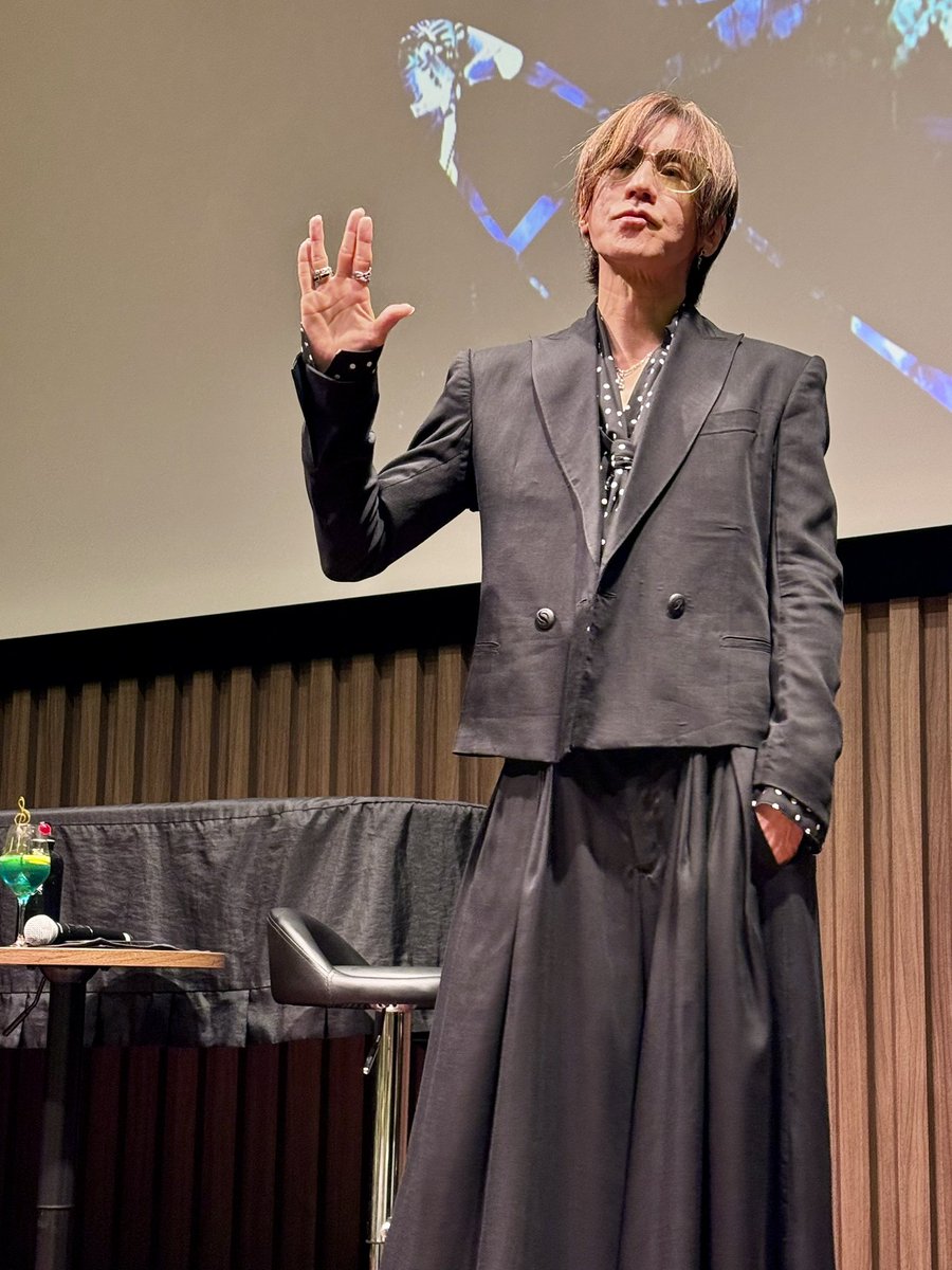 naryu666h's tweet photo. 撮可タイム♪
2部はSUGIZOさんの全身が撮れる
贅沢なサービス✨️✨️
ワイドパンツをあんなに綺麗に履きこなす人見たことありません!!
Birthdayケーキを切り分けてファンに振る舞ってくれました😭😭金箔付き←
#SUGIZO
#SUGIPIC https://t.co/d1tcYqcXPv
