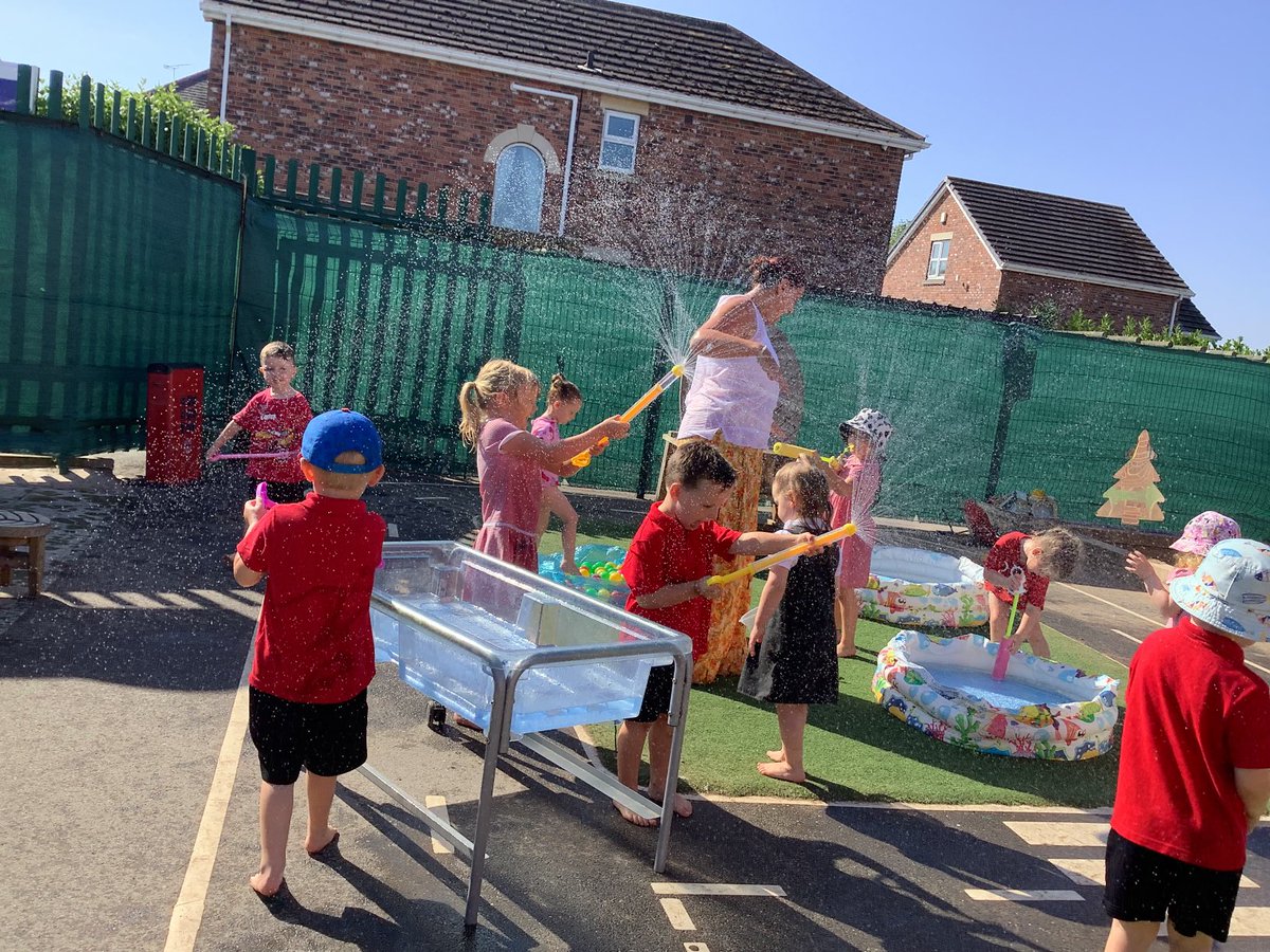 BirkwoodNursery's tweet photo. Our nursery children are keeping cool splashing in the paddling pools. Water play is fun 🌞 xx https://t.co/osw4hu1ggB