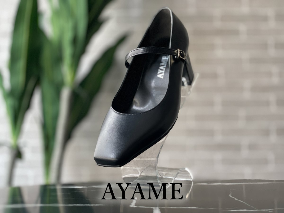 AYAMEheel's tweet photo. あなたなら、この無駄のない美しいフォルムにどんなディテールを添えて、ご自身の魅力を引き立てる一足を作りますか。

お客様のオーダーから生まれた、特別な一足をご紹介します。

端正なスクエアトゥと、滑らかなブラックレザーが織りなす構築的なシルエット。甲にそっと寄り添うストラップが、クラシカルで洗練された足元を演出します。程よい高さのブロックヒールは、凛とした佇まいの中に確かな安定感を秘めたデザイン。既製品ではなかなかご自身の足に合うサイズに出会えないという方でも、木型から作り上げるオーダーメイドならば一切の妥協は必要ありません。足を通した瞬間に訪れる深い高揚感と、自分らしく堂々と歩める自信をもたらしてくれます💎

AYAMEでは、3Dスキャナーによる精密計測で、お客様一人ひとりのための木型を製作。「踵が抜けず、前に滑らない」完璧なフィット感を完成保証でお約束します。ストラップは本来不要ですが、お客様のご希望や、より安定感を求める足の形に合わせてオプションで追加することも。デザインと機能、その両面から理想の一足を追求します。
