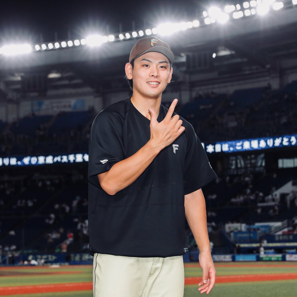FightersPR's tweet photo. きょうのヒーロー👑

特大の逆転アーチを架けた野村佑希選手！

#ドミ男 
#ドミれ 
#lovefighters https://t.co/p8yjcuztIU
