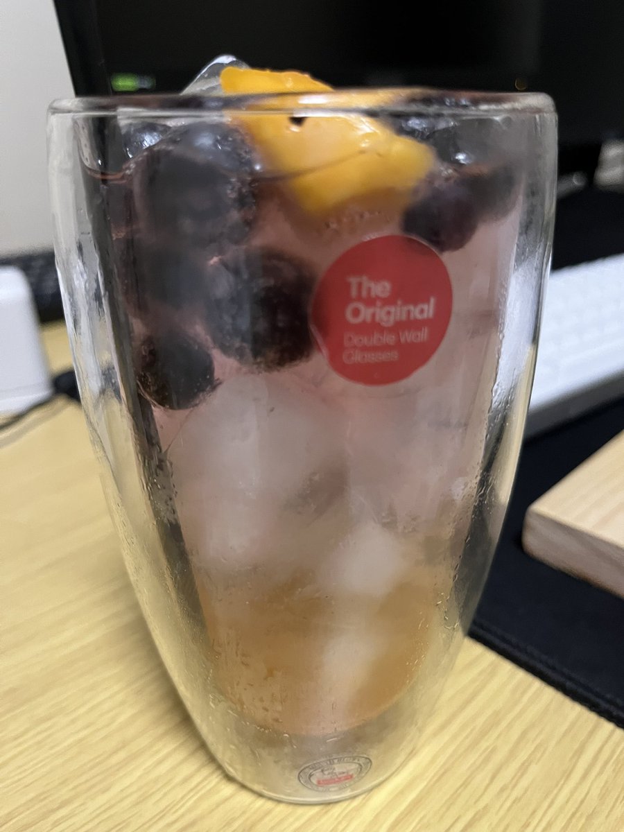 hide12121212's tweet photo. なんかオシャレな飲み物できた🍹このグラス買ってよかった😳✨ https://t.co/ZSXgktIGp5