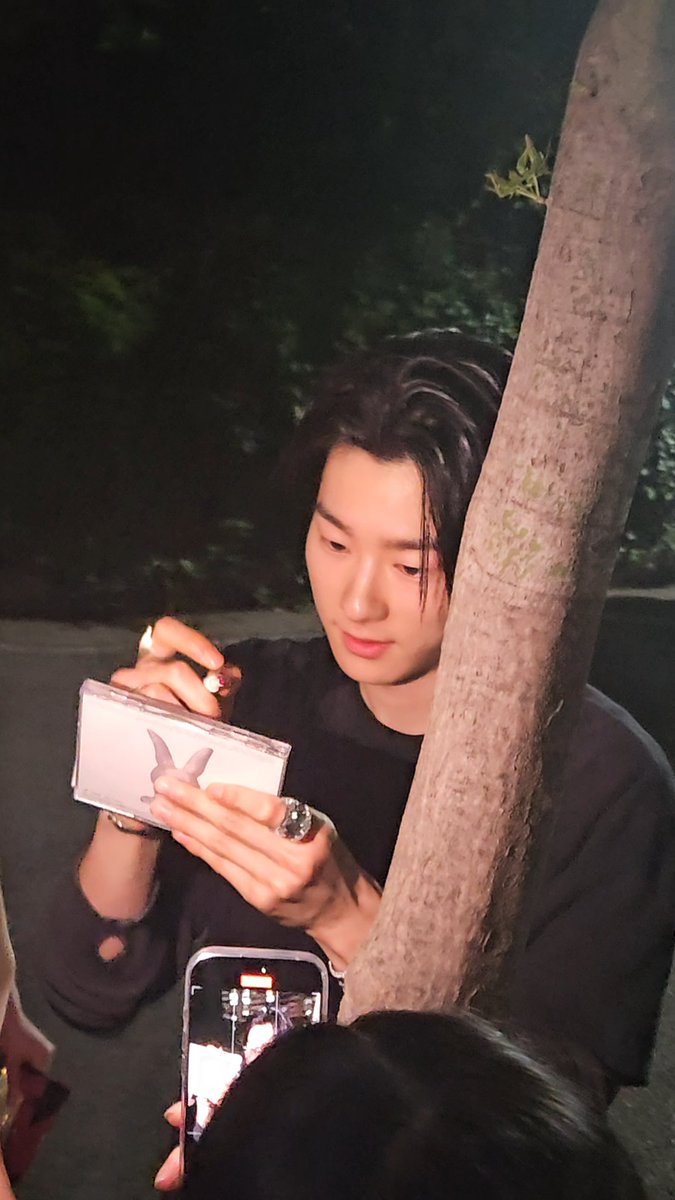 werozxa's tweet photo. 근데 항상 느끼는거지만 나우아임영 
넷상으로 볼땐 그냥 말랑말랑 하얗고
이목구비흐려보이고 똥글똥글만 한거같지만

실물보면 ㄹㅇ생각보다 날카로워서 날티나고
진짜생각보다남자임…. 

그래서첫실물 봤을때 존느 낯가림……, https://t.co/8HBXU5RJF6