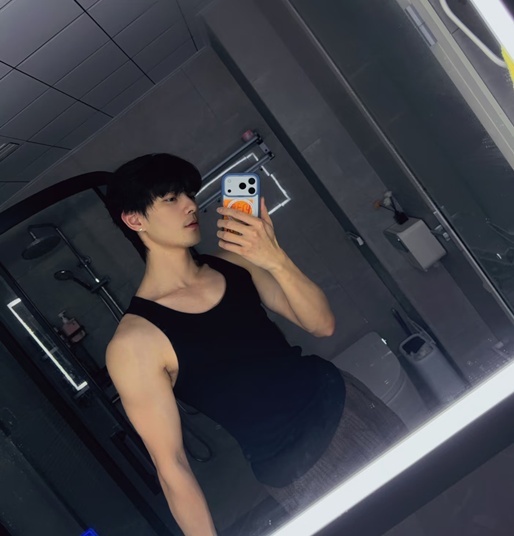 6Code_KR's tweet photo. 그리고 나중에 이렇게 생긴 아저씨랑 연애하게 생김 https://t.co/Blcq3Y4tX0
