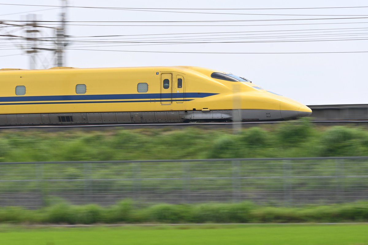 mi__y__01's tweet photo. 7/8 ドクターイエロー 試運転 下り

仕事終わらせ〜🧞‍♂️イエローさん💛
今日はとことん流し撮りの練習📸
姉やんと合流してご指導うけ
何とか？初めてなりに出来た？🤣
先生も流し撮り一択だった🌼
ディズニーなくて残念🫩
J58試運転撮れたからいいか🩵
そして日焼けがヤバいw🙃

行ってらっしゃい👋 https://t.co/Bwi8hjzr2x