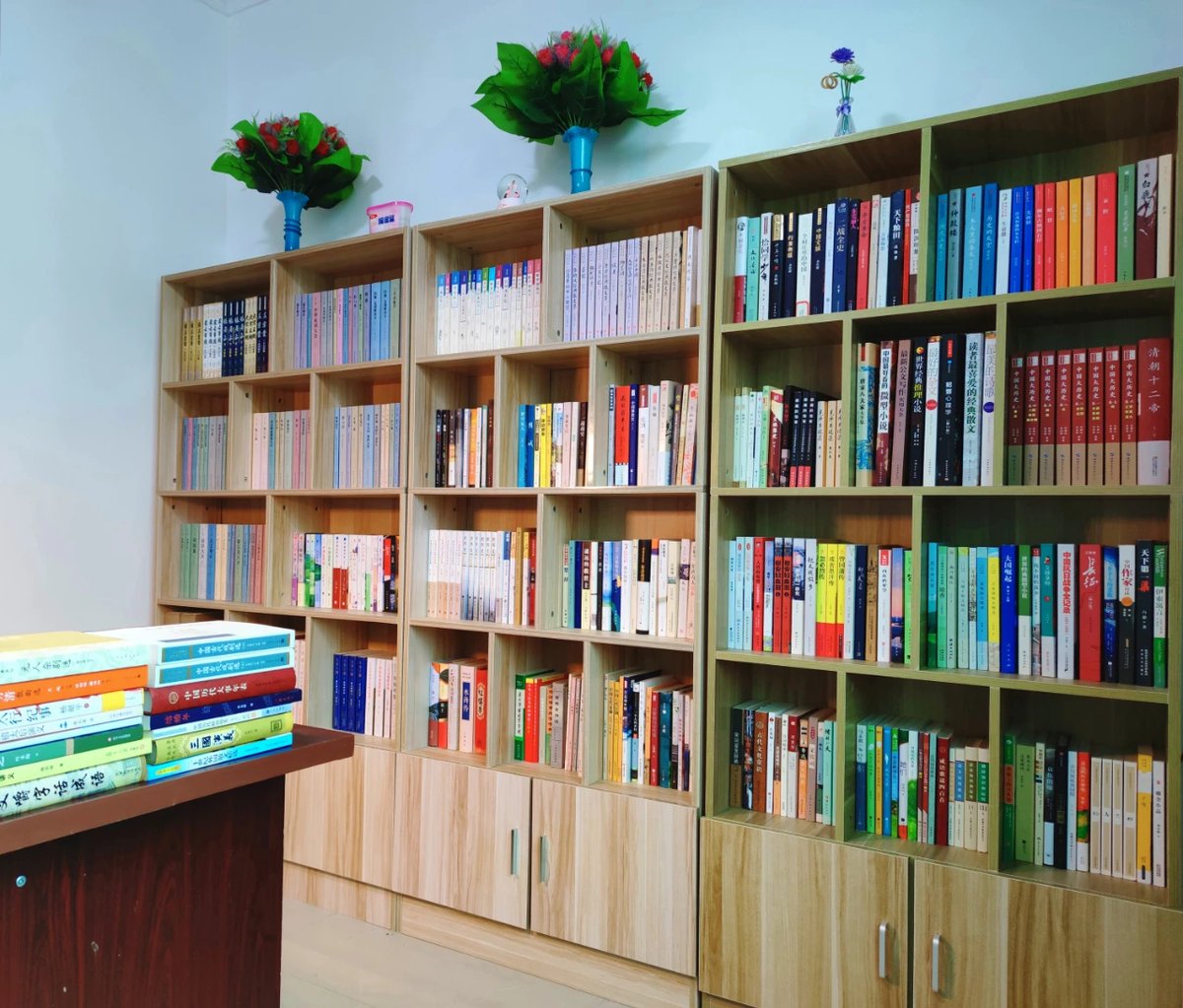 SilviaWenke's tweet photo. Calling all book lovers! Our campus literary club is hosting a cozy book swap this Friday (7pm, Student Center 2F). Bring 2-5 pre-loved books u0026 take home new favorites—free snacks included! Tag a friend who’d join! https://t.co/SDT3W4PZVY