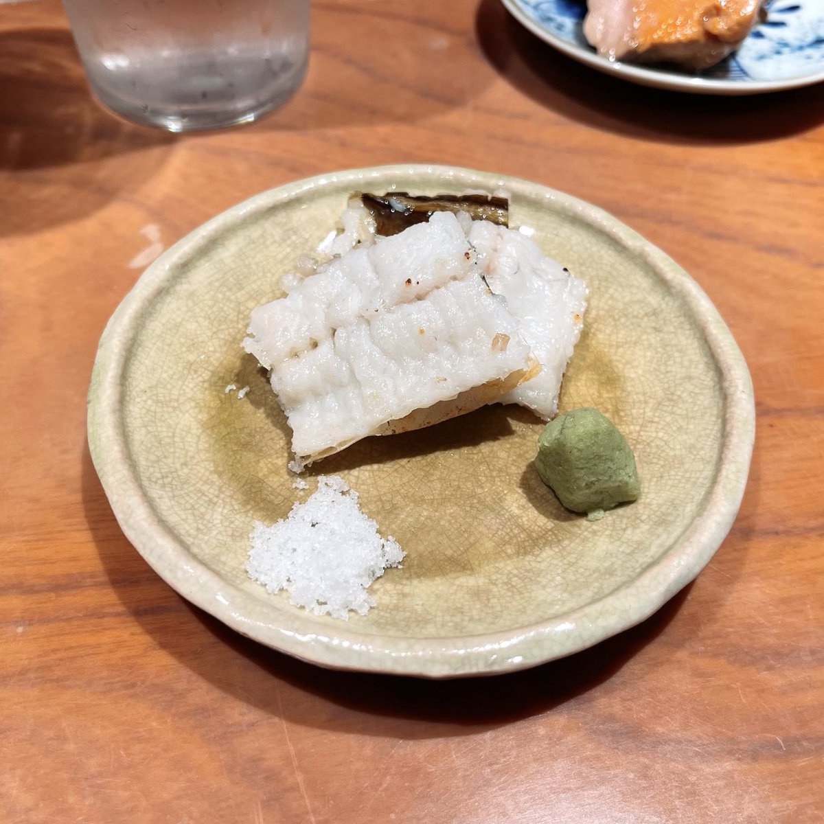 grimacex9's tweet photo. 米どころの新潟は、実は作付面積16年連続日本一の枝豆県🫛 「千代鮨 新潟」のカウンターには新鮮なお刺身はもちろん、芳醇な枝豆、濃厚なあん肝、香ばしい穴子の白焼が並ぶ🔥 握りに入る前から地酒が進んでしまう✨ #遠征めし #魚活 https://t.co/WPeNPRJllI