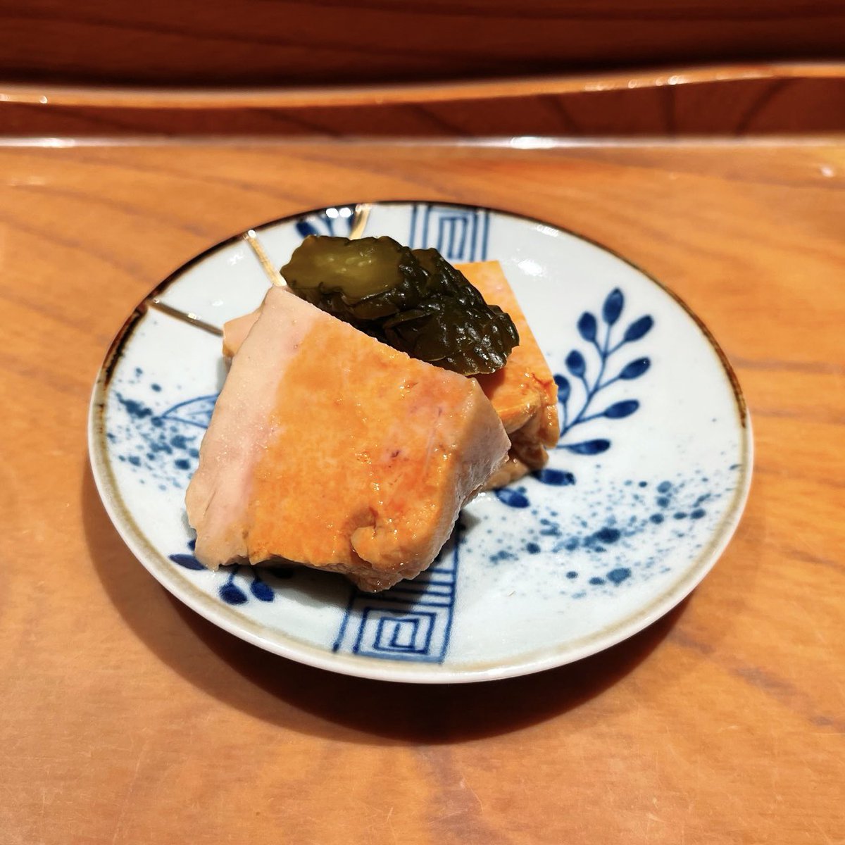 grimacex9's tweet photo. 米どころの新潟は、実は作付面積16年連続日本一の枝豆県🫛 「千代鮨 新潟」のカウンターには新鮮なお刺身はもちろん、芳醇な枝豆、濃厚なあん肝、香ばしい穴子の白焼が並ぶ🔥 握りに入る前から地酒が進んでしまう✨ #遠征めし #魚活 https://t.co/WPeNPRJllI