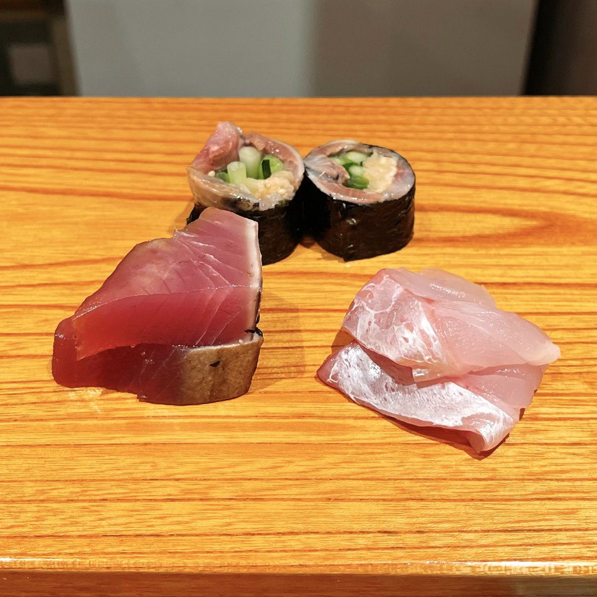 grimacex9's tweet photo. 米どころの新潟は、実は作付面積16年連続日本一の枝豆県🫛 「千代鮨 新潟」のカウンターには新鮮なお刺身はもちろん、芳醇な枝豆、濃厚なあん肝、香ばしい穴子の白焼が並ぶ🔥 握りに入る前から地酒が進んでしまう✨ #遠征めし #魚活 https://t.co/WPeNPRJllI