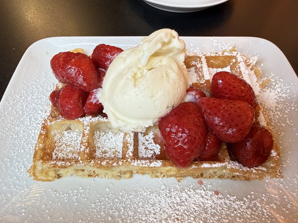 cancian787's tweet photo. ベルギー名物と言ったらワッフル。ブリュッセル市内の名店「Maison Dandoy」に来ました🇧🇪
パサパサしたスイーツは嫌いですがせっかくなので😋
しげ旅さん(@shigehiroyama )も来店し食べたイチゴ乗せワッフルは12ユーロ(2,200円)です❗️ https://t.co/zmvfM6PC9t